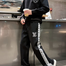 LV 2026秋冬🆕男士字母标识套头太空棉卫衣 经典OS版型,简约而不失格调.日常运动休闲商务毫无压力🐰客供太空针织棉, LV 2026秋冬🆕男士字母标识套头太空棉卫衣 经典OS版型,简约而不失格调.日常运动休闲商务毫无压力🐰客供太空针织棉,