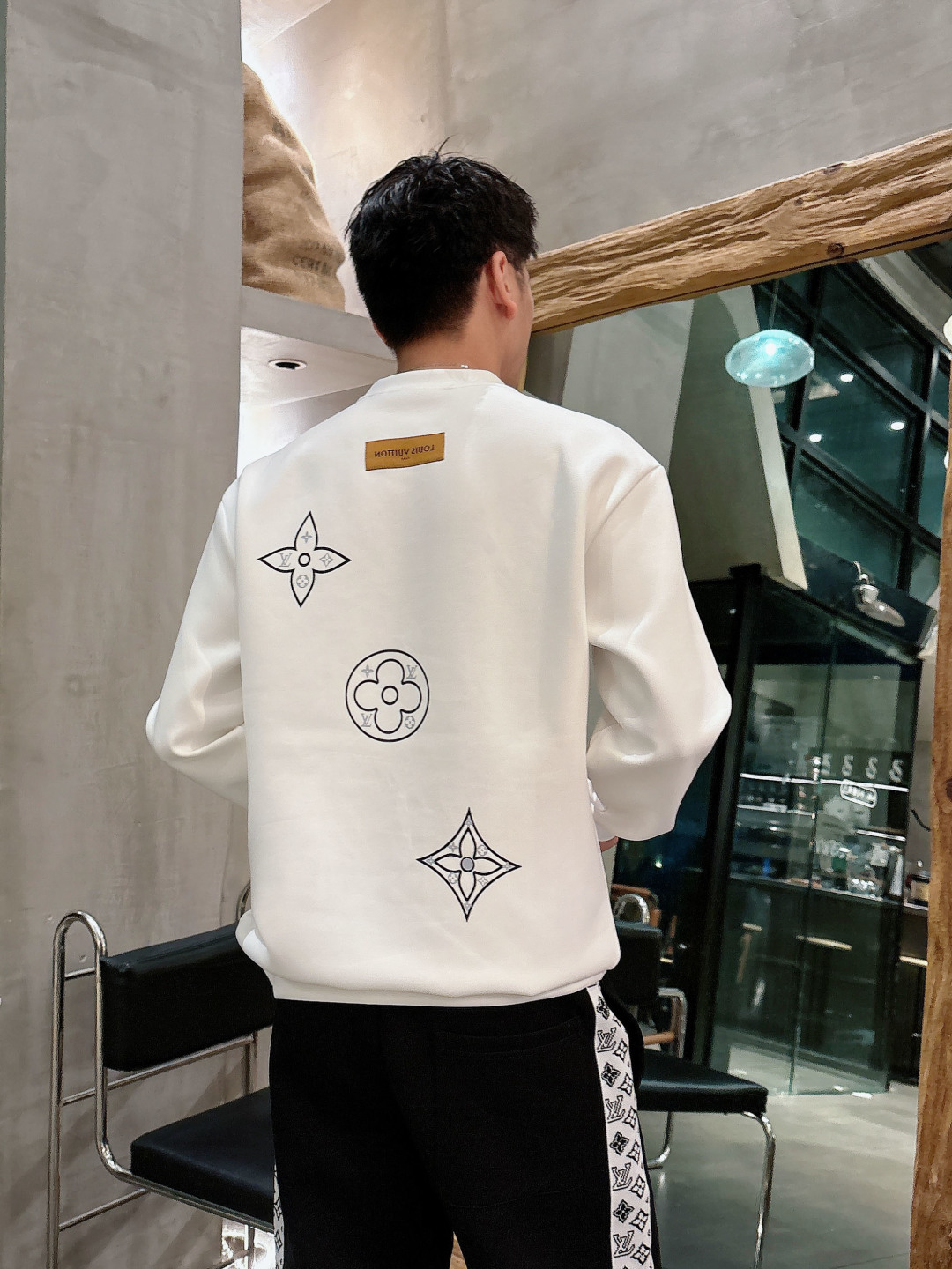 LV 2026秋冬🆕男士字母标识套头太空棉卫衣 经典OS版型,简约而不失格调.日常运动休闲商务毫无压力🐰客供太空针织棉, LV 2026秋冬🆕男士字母标识套头太空棉卫衣 经典OS版型,简约而不失格调.日常运动休闲商务毫无压力🐰客供太空针织棉,