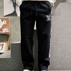 LV 2026秋冬男装专柜官网新品🆕空气层棉 爆款面料超好🔈人气推荐秋冬必备✅男士长裤‼️正面饰有经典图标刺绣元素设计诠 LV 2026秋冬男装专柜官网新品🆕空气层棉 爆款面料超好🔈人气推荐秋冬必备✅男士长裤‼️正面饰有经典图标刺绣元素设计诠