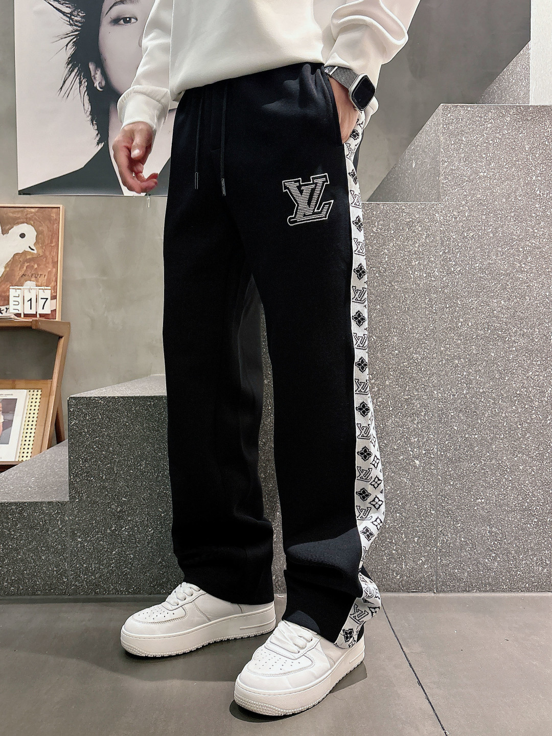 LV 2026秋冬男装专柜官网新品🆕空气层棉 爆款面料超好🔈人气推荐秋冬必备✅男士长裤‼️正面饰有经典图标刺绣元素设计诠