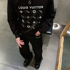 LV 2026秋冬🆕男士字母标识套头太空棉卫衣 经典OS版型,简约而不失格调.日常运动休闲商务毫无压力🐰客供太空针织棉, LV 2026秋冬🆕男士字母标识套头太空棉卫衣 经典OS版型,简约而不失格调.日常运动休闲商务毫无压力🐰客供太空针织棉,