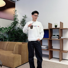 LV 2026秋冬🆕男士字母标识套头太空棉卫衣 经典OS版型,简约而不失格调.日常运动休闲商务毫无压力🐰客供太空针织棉, LV 2026秋冬🆕男士字母标识套头太空棉卫衣 经典OS版型,简约而不失格调.日常运动休闲商务毫无压力🐰客供太空针织棉,