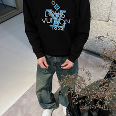 LV 2026秋冬🆕男士字母标识套头太空棉卫衣 经典OS版型,简约而不失格调.日常运动休闲商务毫无压力🐰客供太空针织棉, LV 2026秋冬🆕男士字母标识套头太空棉卫衣 经典OS版型,简约而不失格调.日常运动休闲商务毫无压力🐰客供太空针织棉,
