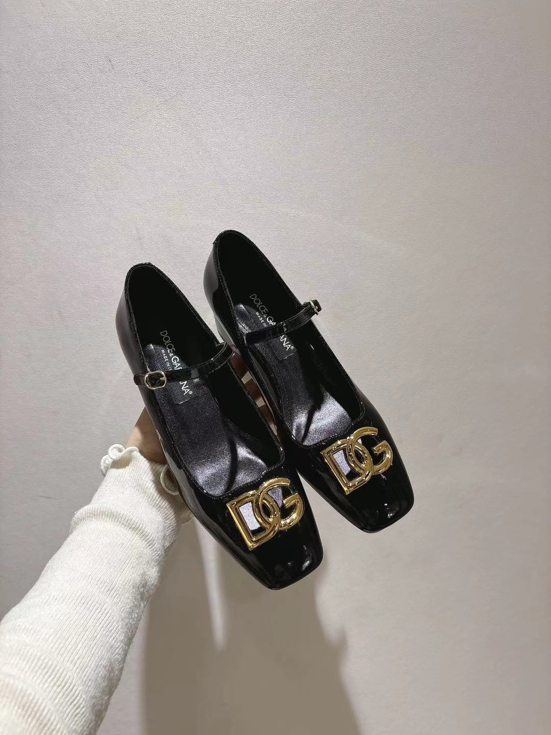 NO:247795,DG new model 35-42 size genuine leather sole, patent leather sheepskin fabric footrest, heel height 3.5, single shoes, Dolce & Gabbana, sheepskin, Leather soles19860909dg新款35-42码数真皮大底,漆皮面羊皮面料垫脚 跟高3.5,单鞋,Dolce&Gabbana,sheepskin,Leather soles,Women's Shoes