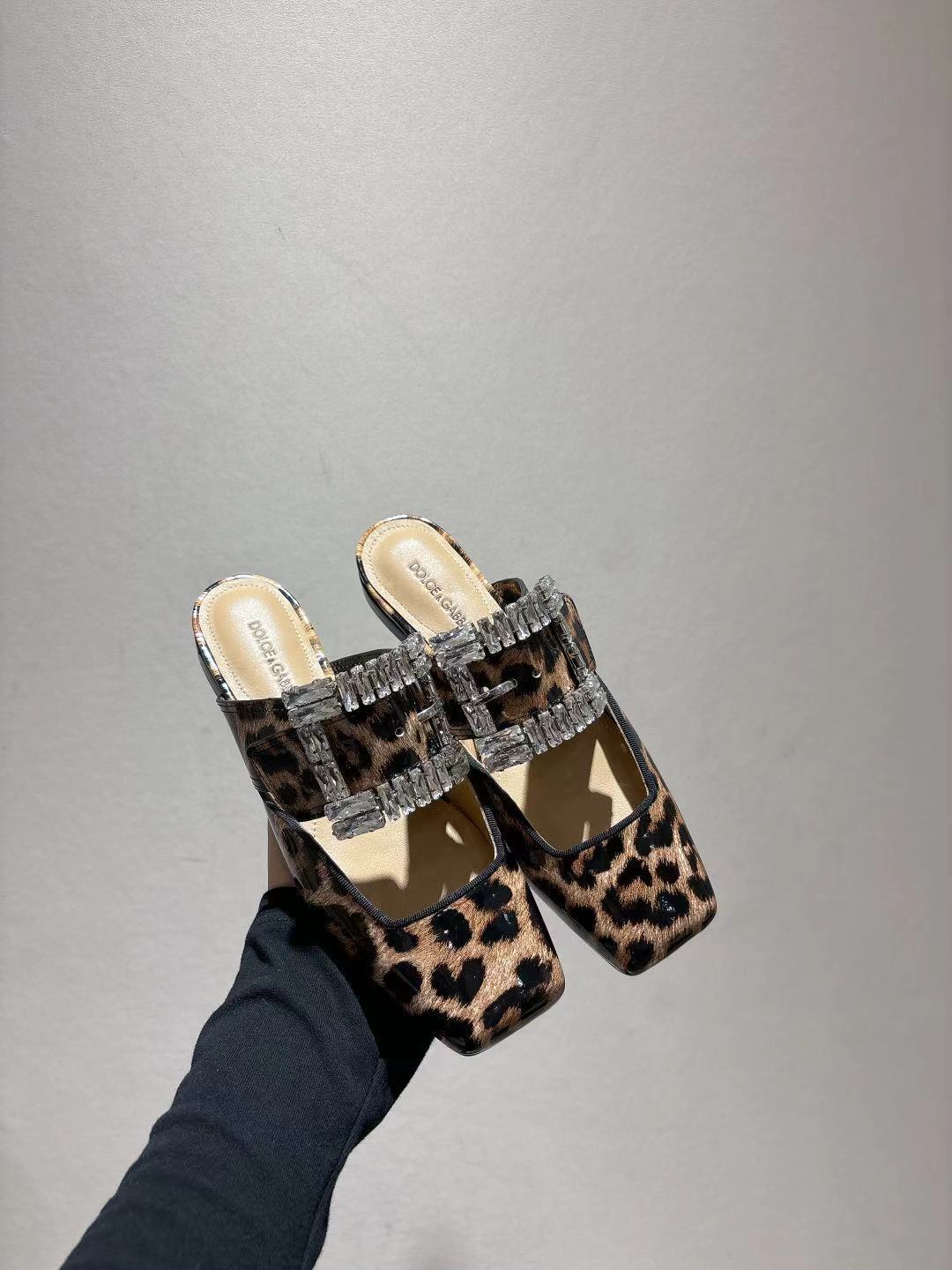 NO:252228,DG new model 35-42 sizes, original leopard patent leather fabric, sheepskin footbed, genuine leather soles, semi-drag, Dolce & Gabbana, sheepskin, Leather soles19860909dg新款35-42码数 豹纹漆皮原版面料 羊皮垫脚内里 真皮大底,,半拖,Dolce&Gabbana,sheepskin,Leather soles,Women's Shoes