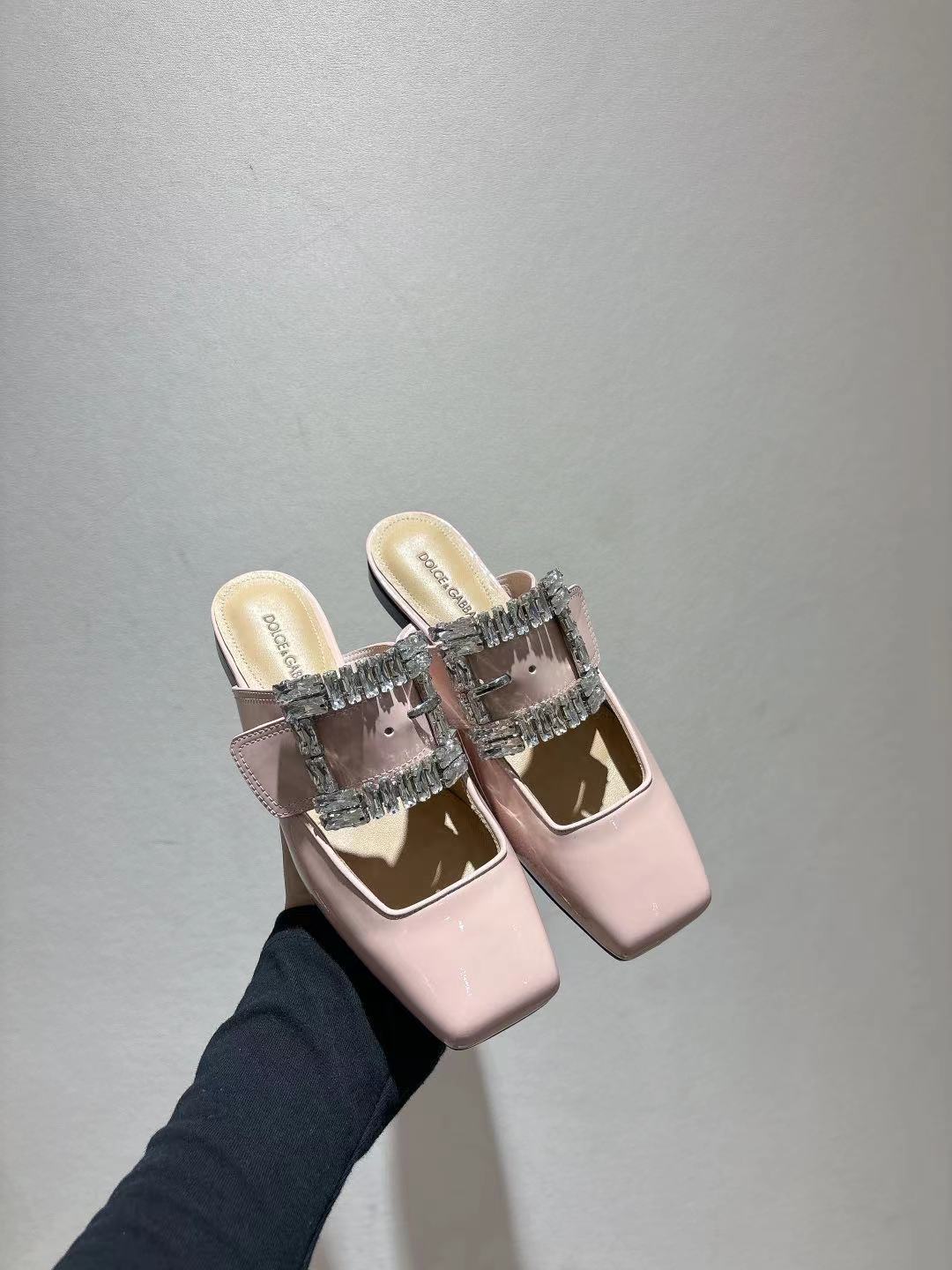 NO:252232,DG new model 35-42 sizes, beef patent leather fabric, sheepskin footbed, genuine leather soles, semi-torque, Dolce & Gabbana, sheepskin, Leather soles19860909dg新款35-42码数 牛漆皮面料 羊皮垫脚内里 真皮大底,,半拖,Dolce&Gabbana,sheepskin,Leather soles,Women's Shoes