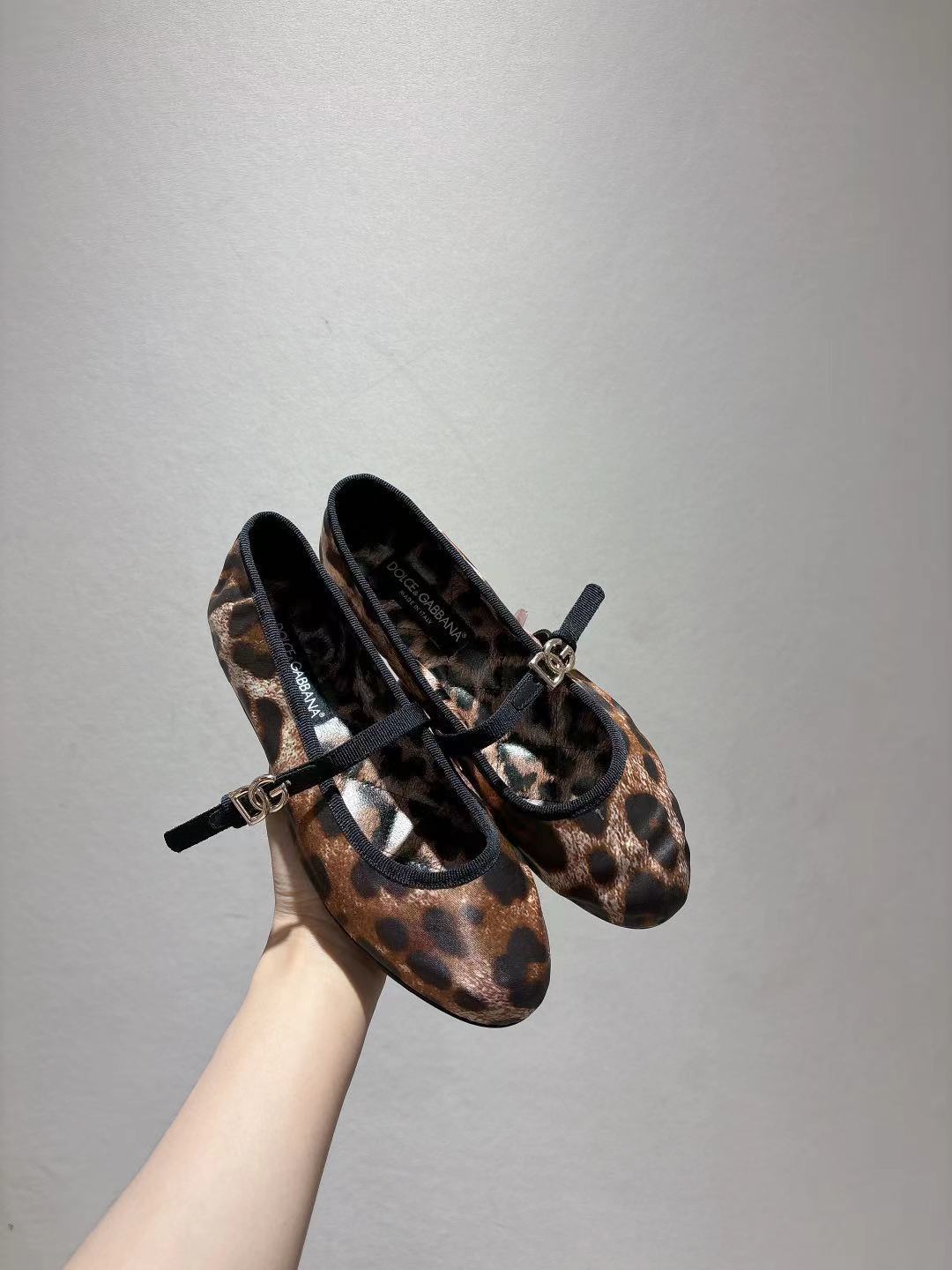NO:264615,D&G new dance shoes, silk leopard print fabric, inner footbed sheepskin, genuine leather inner 35-42 sizes (35 42 sizes customized, no return or exchange), ballet shoes, Dolce&Gabbana, sheepskin, real silk19860909D&G新款跳舞鞋 真丝豹纹面料 内里垫脚羊皮 真皮内里 35-42码数 (35 42 码数定做不退不换),芭蕾舞鞋,Dolce&Gabbana,sheepskin,real silk,Women's Shoes