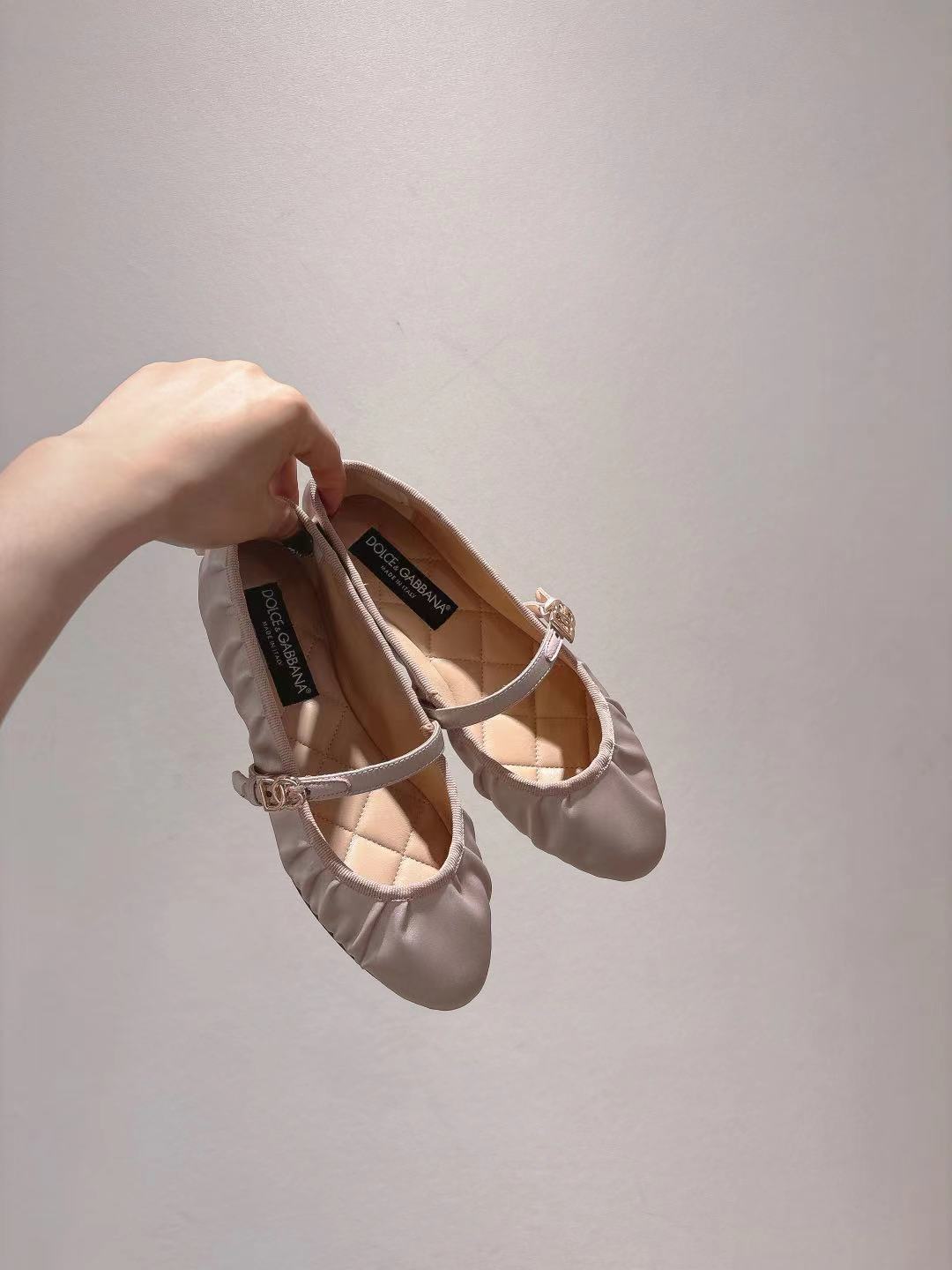 NO:265882,D&G new dance shoes, silk fabric, inner footbed sheepskin, genuine leather inner 35-42 sizes (35 42 sizes customized, non-return or exchange), ballet shoes, Dolce & Gabbana, sheepskin, real silk19860909D&G新款跳舞鞋 真丝面料 内里垫脚羊皮 真皮内里 35-42码数 (35 42 码数定做不退不换),芭蕾舞鞋,Dolce&Gabbana,sheepskin,real silk,Women's Shoes