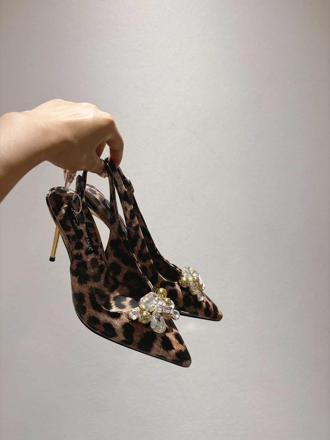 NO:721950,New style 34-42 size genuine leather outsole, pointed toe patent leather shoes, sheepskin lining foot pads (34-42 size customization is non-returnable and non-exchangeable), sandals, sandals, sheepskin, Leather soles19860909新款 34-42码数真皮大底,尖头漆皮面料单鞋 羊皮内里垫脚 (34 42码数定制不退不换),凉鞋,sandals,sheepskin,Leather soles,Women's Shoes