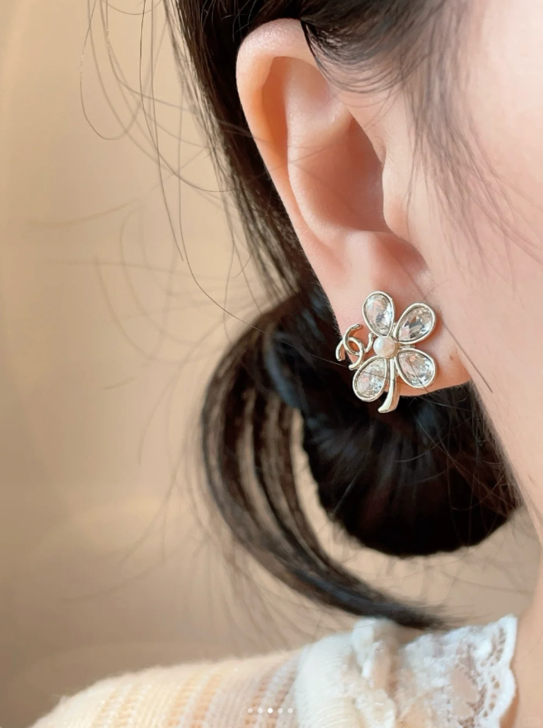 CHANEL boucles d'oreilles clou doré trèfle strass perle