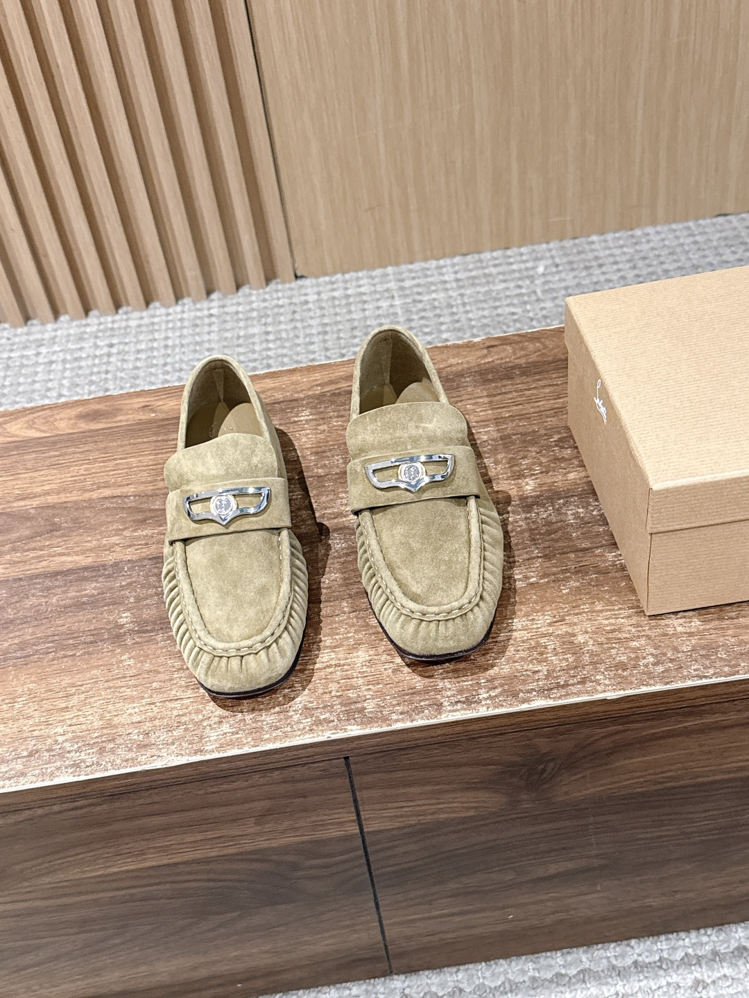 NO:723728,Christian Louboutin launches its first joint shoe series, loafers. The new collaboration is centered on two intertwined design concepts, showing the unique creative language of fashion designer John Galliano and shoe master Christian Louboutin. The shoes cleverly integrate the design genes of the two brands, showing unique styles and commonalities. The concept of 'unconscious charm' advocated by Margiela - those charming images deeply rooted in the collective subconscious, is the classic Tabi  The shoes are infused with a subtle and implicit sexy temperament. Upper Niu Jing outsole original molded outsole Size 35~41 (40.41 customization is non-refundable), loafers, loafers19860909Christian Louboutin 推出首个联名鞋履系列乐福鞋 全新合作以两种互相交融的设计理念为核心 展现了时装设计师 John Galliano 与鞋履大师 Christian Louboutin 别具一格的创意语言 鞋款,巧妙融合了两大品牌的设计基因,呈现出独特风格与共通之处. Margiela 推崇的”无意识魅力”理念——那些深植于集体潜意识中的迷人意象,为经典 Tabi 鞋款注入了微妙而含蓄的性感气质. 鞋面牛京 大底原版开模大底 码数35~41码（40.41定制不退换）,乐福鞋,loafers,Women's Shoes