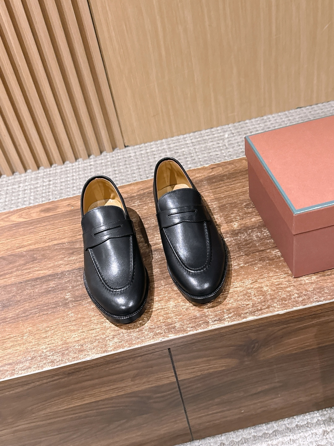 NO:723730,[Made in Guangzhou] Loro Piana's new slip-on loafers LoroPiana's pair of loafers is a classic moccasin shoe that can truly travel through time. It has a retro and relaxed feel. The full-grain cow leather upper is delicate and silky, and the double-needle stitching outlines the three-dimensional relief texture. Every detail tells the handmade temperature. The tan tone is suitable for autumn oatmeal coats. The black model is the golden partner of a suit. The full leather lining is as soft as stepping into a cloud.  It fits the arch of the foot without any sense of restraint when walking. It can be easily held from commuting meetings to weekend city walks. Pair it with nine-point trousers to expose the ankles and look neat. Paired with a knitted skirt, it adds a touch of gentleness. It does not require any deliberate effort and has a high-end feel. It is an evergreen style that can never go wrong in the shoe cabinet. Wearing it every day is a decent moment that carves exquisiteness into daily life.  Ideal for you all year round, LoroPian has launched a style made of soft deerskin for the spring series. The breathable properties and flexible texture of natural materials make leather shoes both functional and comfortable. The high-quality metal-free tanning and tumbling process highlights the natural texture of the leather, making it also suitable as daily shoes for a casual style!  Size 35/36/37/38/39/40 (40 non-refundable), loafers, loro piana, loafers, skirts, business suit, cowhide, gold19860909【莞产】 Loro Piana诺悠翩雅新款一脚蹬乐福鞋 LoroPiana这双乐福鞋是真正能穿越时间的经典莫卡辛鞋型自带复古松弛感全粒面牛皮革鞋面细腻如丝双针缝线勾勒出立体浮雕质感每一处细节都在诉说手工温度棕褐色调适配秋日燕麦色大衣黑色款是西装的黄金搭档全皮内里软得像踩进云朵 行走时贴合足弓毫无束缚感从通勤会议到周末citywalk都能轻松hold住搭配九分西裤露出脚踝显利落 配针织半裙又添几分温柔无需刻意用力的高级感是鞋柜里永远不会出错的常青款穿上它的每一天都是把精致刻进日常的体面时刻 是您一年四季的理想选择,LoroPian为春季系列推出了以柔软鹿皮制成的款式,天然材料的透气属性与柔韧质感,让皮鞋鞋兼具功能性与舒适性.高质量的无金属鞣制和翻滚工艺,凸显了皮革的天然纹理,使其也可作为日常鞋履,打造休闲风格！ 尺码35/36/37/38/39/40（40不退换）,乐福鞋,loro piana,loafers,skirts,business suit,cowhide,gold,Women's Shoes