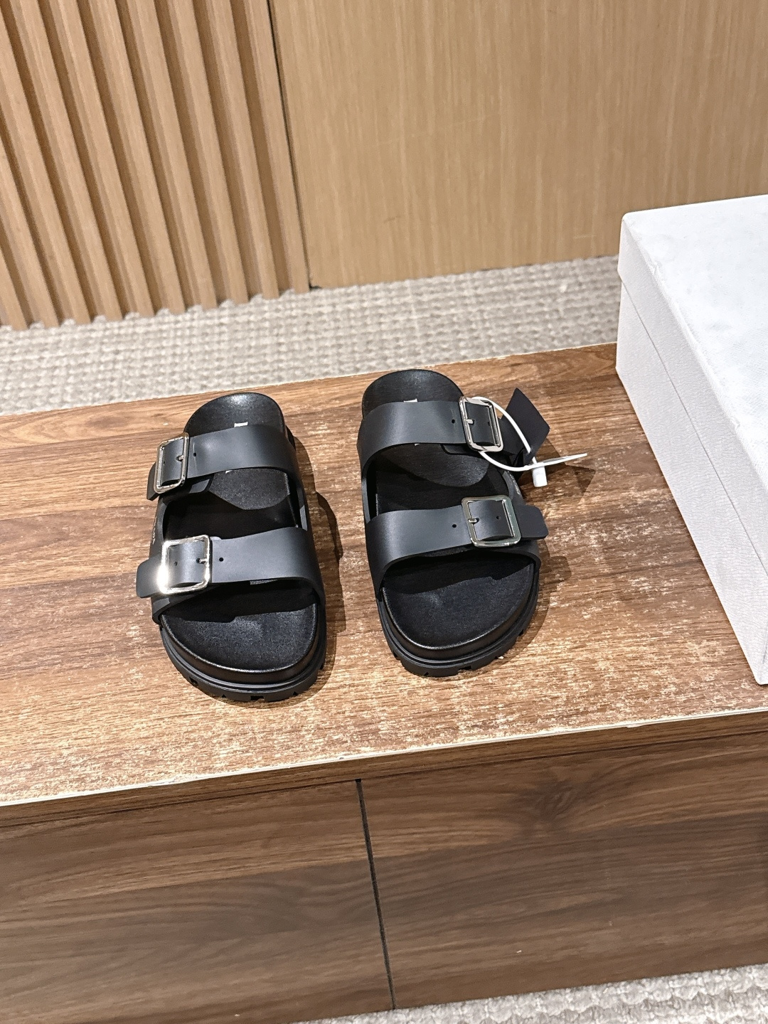 NO:723754,PRADA# Prada's new popular spring and summer Velcro sandals, classic upgrades, both comfort and fashion, round toe design to match different style needs, customized cowhide surface, sheepskin lining, original open mold non-slip outsole Size: 35-41 (40/41 customized non-returnable), slippers, prada, prada, sandals, slippers, cowhide, sheepskin19860909PRADA# 普拉达春夏新款火爆魔术贴凉鞋 经典升级 舒适度与时髦度并存 圆头设计搭配不同风格需求 定制牛皮面 羊皮里 原版开模防滑大底 Size: 35-41（40/41定做不退换）,拖鞋,prada,prada,sandals,slippers,cowhide,sheepskin,Women's Shoes