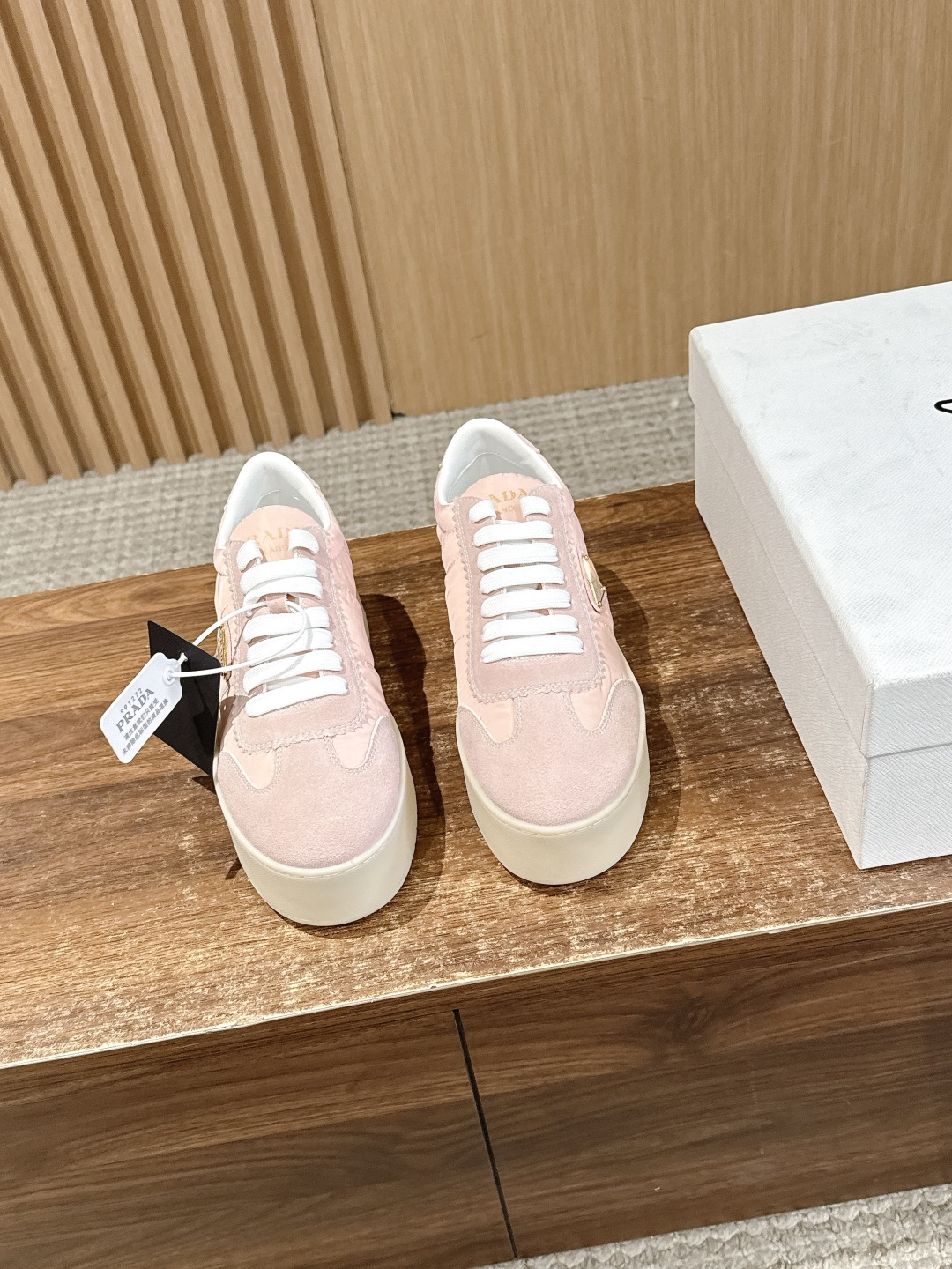 NO:723711,PRADA 2026 new thick-soled casual shoes. The iconic △ triangle logo element on the side of the shoe enhances brand recognition. The overall lines are simple and neat, adapting to a variety of styles. The 'retro lazy' of the thick sole collides with sweet and cool elements, which not only retains the girlish feeling, but also enhances the style with Prada texture. Suitable for parties, fashionable people gathering places and other occasions. The upper is made of cow suede plus ski cloth, and the inner sheepskin lining is the original open-molded TPU outsole.  Increased height by 6cm, size 35-41 (customized sizes 40 and 41 are non-refundable), casual shoes/sports shoes, prada, prada, sneakers, sheepskin19860909PRADA 普拉达2026新款厚底休闲鞋 鞋侧的△三角标标志性元素,提升品牌辨识度. 整体线条简洁利落,适配多元风格.厚底的“复古慵懒”与甜酷元素碰撞,既保留少女感,又通过 Prada 质感提升造型高级度,适合派对、潮人聚集地等场合. 鞋面牛反绒加滑雪服布 内里羊皮内里 大底原版开模TPU大底 增高6cm size35-41码（40、41码定制不退换）,休闲鞋/运动鞋,prada,prada,sneakers,sheepskin,Women's Shoes