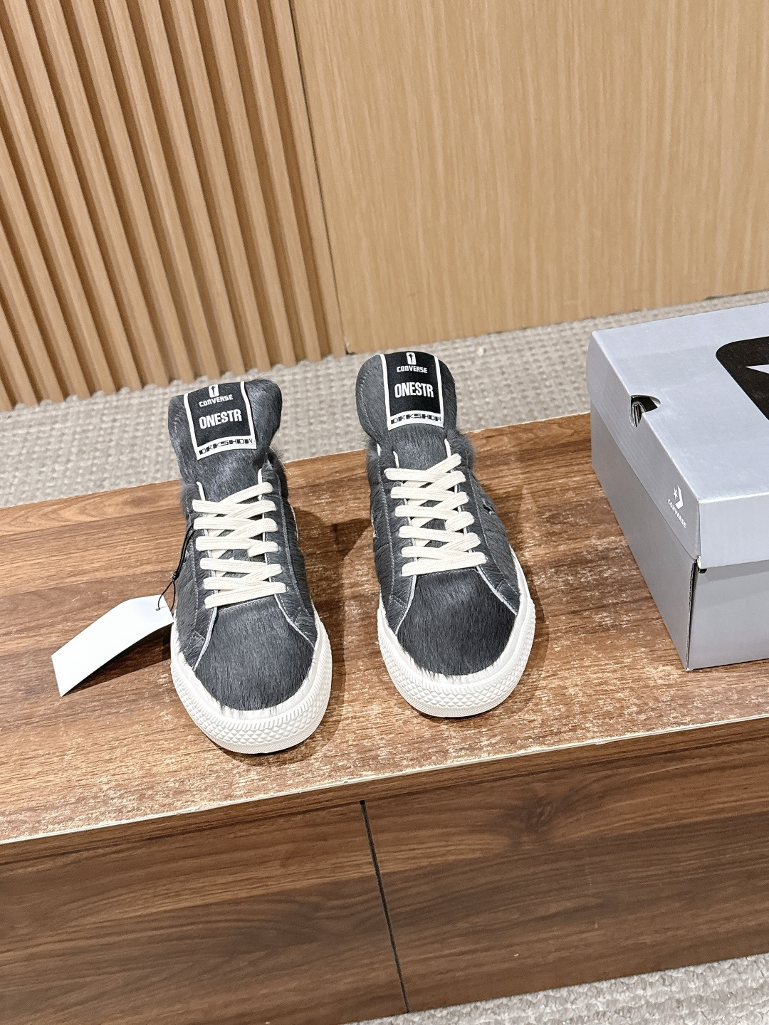 NO:723744,Converse One Star 26ss Converse's new horsehair series sneakers and casual shoes. The shoe body is made of soft horsehair material, which is smooth to the touch and has a delicate luster. It will form a unique texture patina as it is worn, giving it a more textured feel. It not only retains Converse's street genes, but also adds a luxurious texture, making it suitable for wearers who pursue individuality and pay attention to details.  The low-top shoe style can be paired with jeans, suit pants, short skirts and other items. The mules are more suitable for creating a casual 'lazy style' look. It accurately follows the trend of Y2K and American retro in recent years, and is an 'atmosphere' item that is both recognizable and practical. Horsehair upper, sheepskin lining, rubber outsole  Size 35-45 (customized sizes 40, 41, 45 are non-returnable), casual shoes/sports shoes, converse, converse, versace, sneakers, skirts, jeans, business suit, sheepskin19860909Converse One Star 26ss匡威新款马毛系列板鞋休闲鞋 鞋身采用柔软的马毛材质,触感顺滑且自带细腻光泽,随着穿着会形成独特的纹理包浆,越穿越有质感.既保留了Converse的街头基因,又增添了奢华质感,适合追求个性又注重细节的穿搭者. 低帮鞋型可搭配牛仔裤、西装裤、短裙等多种单品,穆勒款更适合打造随性的“懒人风”造型.精准踩中近年Y2K、美式复古的潮流趋势,是兼具辨识度与实穿性的“氛围感”单品. 鞋面马毛 内里羊皮 大底橡胶大底 Size35-45码（40、41、45码定制不退换）,休闲鞋/运动鞋,converse,converse,versace,sneakers,skirts,jeans,business suit,sheepskin,Women's Shoes