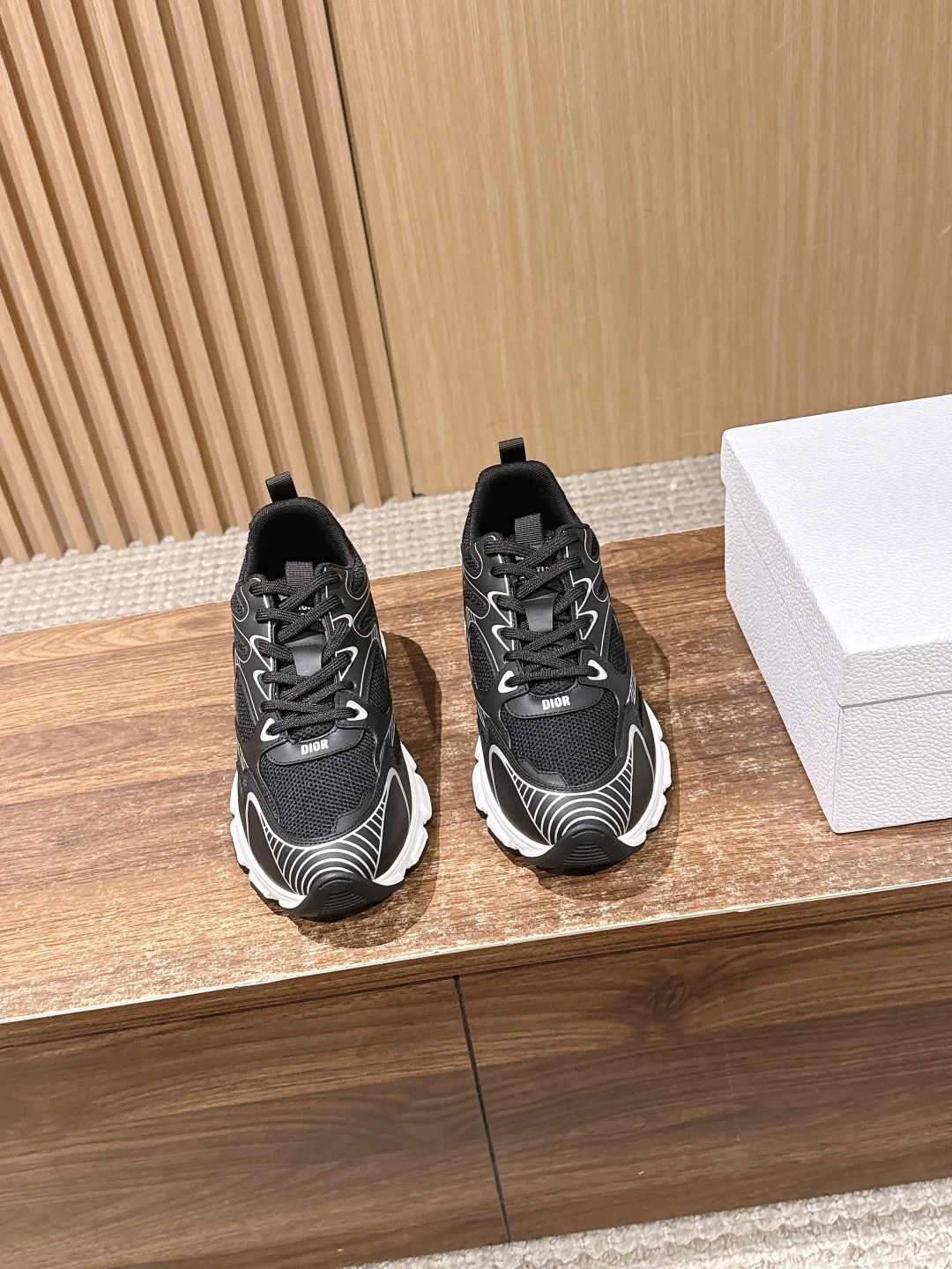 NO:723706,Men's Christian Dior's new casual sneakers for couples reinterpret sports style with an elegant and fashionable shape. The upper is carefully made of white mesh fabric, with logos on the laces and heel. The exquisite two-color sole is light and soft, which can add a high-end temperament to various casual styles. Cowhide material Breathable mesh lining Original open mold outsole Size35-45 (40 for women and 45 for men, customization is not returnable), dad shoes, dior, dior, sneakers, cowhide19860909男 Christian Dior迪奥新款情侣休闲运动鞋 以优雅时尚的造型重新演绎运动风格.鞋面采用白色网眼织物精心制作,鞋带和鞋跟都有标志.精致的双色鞋底轻盈柔软,可为各式休闲造型增添高订气质 牛皮材质 透气网布内里 原版开模大底 Size35-45（女40男45定制不退换）,老爹鞋,dior,dior,sneakers,cowhide,Women's Shoes