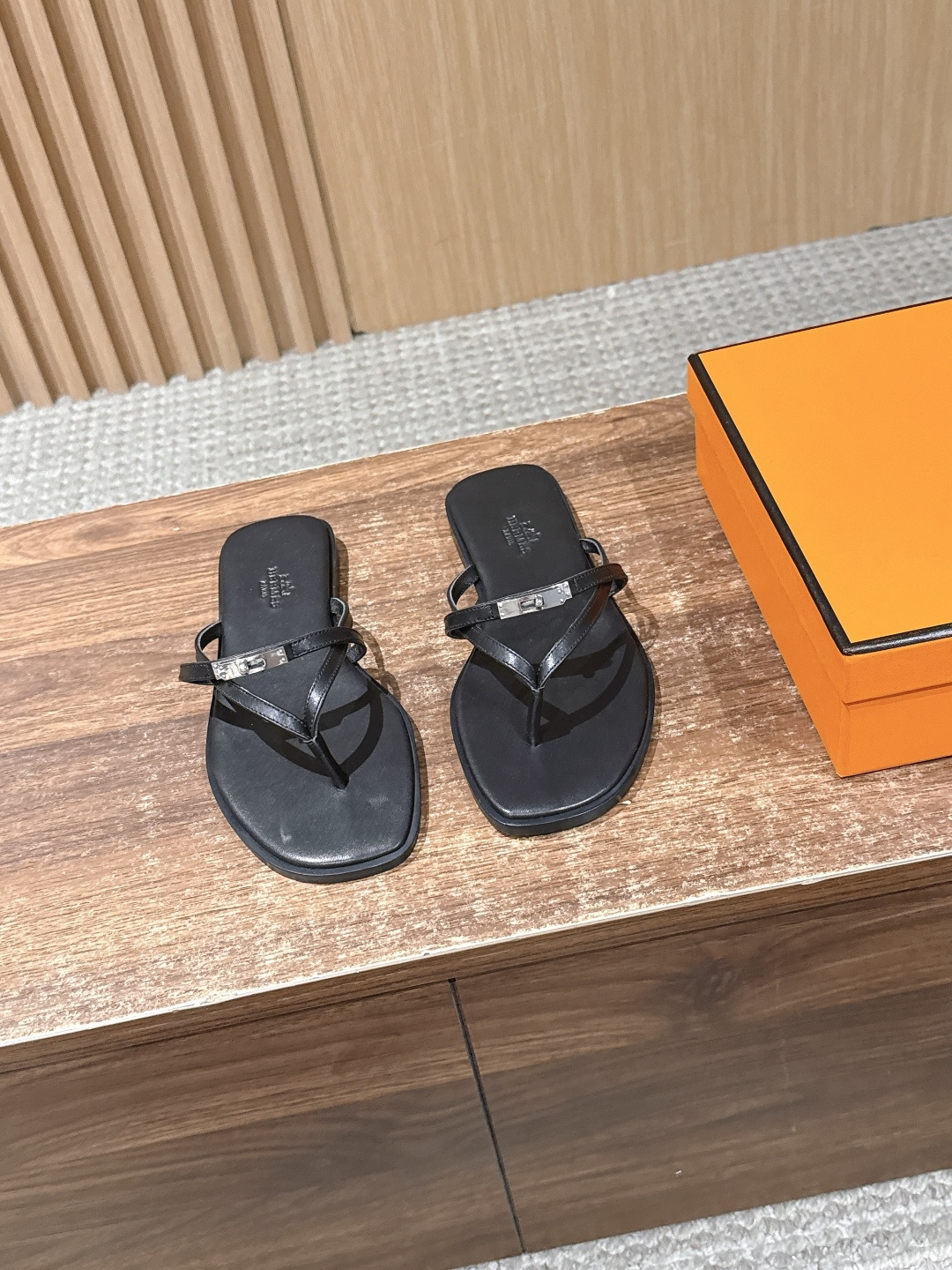 NO:724235,Hermer Hermès 26ss new summer flat flip-flop slippers are based on classic flip-flops, with smooth and neat lines and no unnecessary decoration. Only metal buckles embellish the shoe body, showing French elegance. The shoe body has neat lines, the connection between the metal buckle and the upper is natural and smooth, and the brand logo is only presented in the form of embossing on the footbed in a low-key manner.  The flip-flop design is matched with leather material. The upper foot is light and breathable, suitable for long-term wear in summer, and it will not scratch your feet when worn barefoot. It can be matched with casual jeans and dresses, or simple commuting wear. It is a 'universal item' to create a summer look. Suede upper, suede lining, outsole, Italian leather outsole  Size35-39 (40/41 size customization is not returnable), split-toe shoes, hermes, hermes, slippers, skirts, jeans, sheepskin, Leather soles19860909Hermer 爱马仕26ss新款夏季平底夹脚人字拖拖鞋 以经典人字拖为原型,线条流畅利落,无多余装饰,仅通过金属扣点缀鞋身,尽显法式优雅.鞋身车线工整,金属扣与鞋面的衔接自然流畅,品牌标识仅以压印形式低调呈现于鞋床. 夹脚设计与皮革材质搭配,上脚轻盈透气,适合夏季长时间穿着,赤脚穿也不会磨脚.既能搭配休闲感的牛仔裤、连衣裙,也能适配简约风的通勤装,是打造夏日造型的“万能单品”. 鞋面小山羊皮 内里小山羊皮 大底意大利真皮大底 Size35-39（40/41码定制不退换）,分趾鞋,hermes,hermes,slippers,skirts,jeans,sheepskin,Leather soles,Women's Shoes