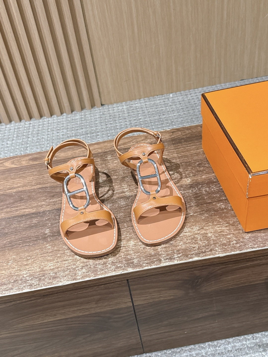 NO:724218,HERMES Hermès' new summer flat sandals with pig nose ankle straps are based on classic Roman sandals. The design of a straight strap + ankle strap is simple and neat. The flat shoe shape is suitable for a variety of foot types, with both comfort and elegance. The stitching of the shoe body is neat, the connection between the metal buckle and the upper is natural and smooth, and the brand logo is only presented in the form of embossing in a low-key way inside the shoe.  The leather material and hollow design make it light and breathable, suitable for long-term wear in summer. It can be matched with casual jeans and dresses, as well as simple commuting clothes. It is a 'universal item' for creating a summer look. Suede upper, suede lining, Italian genuine leather outsole, hardware pure steel buckle, 1cm higher  size 35-40 (customized sizes 40 are non-refundable), sandals, hermes, hermes, sandals, flats, skirts, jeans, sheepskin, Leather soles19860909HERMES 爱马仕新款夏季猪鼻子踝带平底凉鞋 以经典罗马凉鞋为原型,一字带+踝带的设计简约利落,平底鞋型适配多种脚型,兼具舒适感与优雅感.鞋身车线工整,金属扣与鞋面的衔接自然流畅,品牌标识仅以压印形式低调呈现于鞋内. 皮革材质与镂空设计搭配,上脚轻盈透气,适合夏季长时间穿着.既能搭配休闲感的牛仔裤、连衣裙,也能适配简约风的通勤装,是打造夏日造型的“万能单品”. 鞋面小山羊皮 内里小山羊皮 大底意大利真皮大底 五金纯钢扣 增高1cm size35-40码（40码定制不退换）,凉鞋,hermes,hermes,sandals,flats,skirts,jeans,sheepskin,Leather soles,Women's Shoes