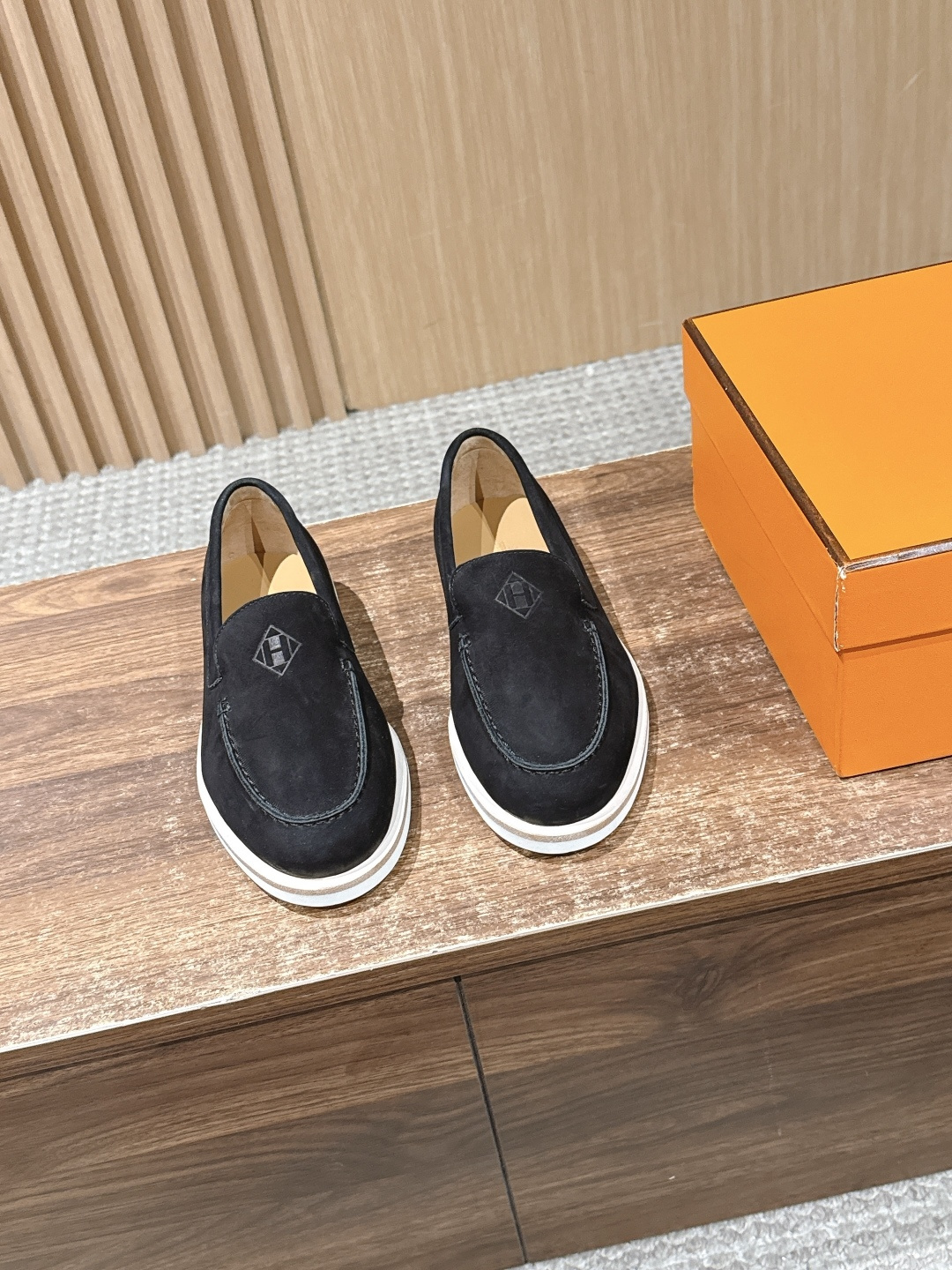 NO:724212,HERMES' new spring and summer slip-on flat loafers are based on classic loafers. The slip-on design without laces is simple and neat, and the rounded toe box is suitable for a variety of foot types. It has both a sense of elegance and leisure. The shoe body has neat stitching and fine edge sealing, making the overall visual sense unified and rich in texture.  The soft suede material and loose and moderate shoe last fit the foot shape instantly without the need for break-in, and the feet will not be worn when worn barefoot. It can be matched with casual jeans and wide-leg pants, as well as simple commuting wear and dresses. It is a 'universal item' for daily wear. Matte calfskin upper, cowhide lining, IP combination outsole, increased by 2.5cm  size 35-40 (customized sizes 40 are non-refundable), loafers, hermes, hermes, loafers, skirts, jeans, cowhide19860909HERMES 爱马仕春夏新款一脚蹬平底乐福鞋休闲鞋 以经典乐福鞋为原型,无鞋带的套穿设计简约利落,圆润鞋头适配多种脚型,兼具优雅感与休闲感.鞋身车线工整,边缘做了精细的封边处理,整体视觉感统一且富有质感. 柔软的绒面革材质与宽松适度的鞋楦,上脚即贴合脚型,无需磨合,赤脚穿也不会磨脚.既能搭配休闲感的牛仔裤、阔腿裤,也能适配简约风的通勤装、连衣裙,是日常穿搭的“万能单品”. 鞋面磨砂小牛皮 内里牛皮 大底IP组合大底 增高2.5cm size35-40码（40码定制不退换）,乐福鞋,hermes,hermes,loafers,skirts,jeans,cowhide,Women's Shoes
