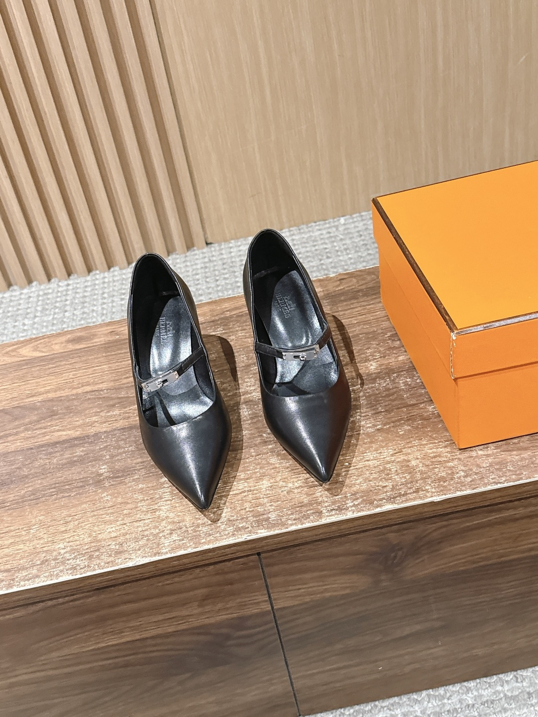 NO:724200,HERMES 26ss new classic elegant pointed toe Mary Jane high heels are based on the classic Mary Jane shoes. The design of the pointed toe + one-word buckle is simple and elegant. The pointed toe shape can visually lengthen the leg line and adapt to a variety of leg types. It continues the brand's low-key and high-end design concept. Only metal buckles are used to embellish the shoe body. There is no unnecessary decoration on the whole. The lines are smooth and neat, showing French elegance.  The soft leather material and moderately loose shoe last fit the foot shape immediately. The 6cm heel height combines elegance and comfort, and is not easy to fatigue when walking for a long time. It can be matched with retro-style dresses, suit pants, or minimalist commuting wear. It is a 'universal item' to create an elegant look. Suede upper/crocodile pattern cowhide, suede lining, Italian genuine leather outsole, 6cm higher  size 35-40 (customized sizes 40 are non-refundable), high-heeled shoes, hermes, hermes, mary jane, high heels, skirts, business suit, cowhide, sheepskin, Leather soles19860909HERMES 爱马仕26ss 新款经典优雅尖头玛丽珍高跟鞋 以经典玛丽珍鞋为原型,尖头+一字搭扣的设计简约优雅,尖头造型能在视觉上拉长腿部线条,适配多种腿型.延续了品牌低调高级的设计理念,仅通过金属扣点缀鞋身,整体无多余装饰,线条流畅利落,尽显法式优雅. 柔软的皮革材质与适度宽松的鞋楦,上脚即贴合脚型,6cm的鞋跟高度兼顾了优雅与舒适度,长时间行走也不易疲劳.既能搭配复古风的连衣裙、西装裤,也能适配极简风的通勤装,是打造优雅造型的“万能单品”. 鞋面小山羊皮/鳄鱼纹牛皮 内里小山羊皮 大底意大利真皮大底 增高6cm size35-40码（40码定制不退换）,高跟鞋单鞋,hermes,hermes,mary jane,high heels,skirts,business suit,cowhide,sheepskin,Leather soles,Women's Shoes