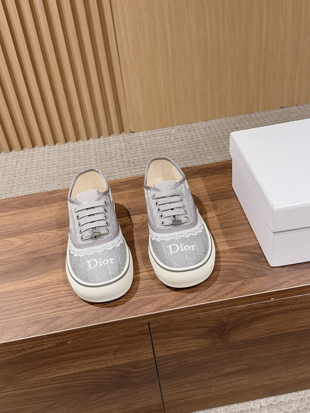 NO:749301,Dior Saltwind Dior's new spring and summer canvas shoes put the beauty of spring under your feet. The retro tone of Dior's presbyopia, the vitality print of four-leaf clovers and daisies, and the relaxed feeling of one foot are suitable for all casual wear, from commuting to weekends, and can easily stand out. The collision of presbyopia jacquard and fresh prints, Dior has played a new twist on the classic. The low-cut canvas shoe shape not only retains the street feel, but also injects the brand's sophistication  DNA, it is casual when worn with jeans, and sweet and cool when worn with skirts. Each pair is hidden with the delicate texture of old jacquard, the lucky meaning of four-leaf clover, the vitality of daisies, the playfulness of cherries, and the Dior Logo on the tongue and lining is low-key luxury and the finishing touch of the outfit. Fabric upper, lining lining, rubber outsole, 2cm higher  size 35-41 (customized sizes 40/41 are non-refundable), casual shoes/sports shoes, dior, dior, sneakers, skirts, jeans19860909Dior Saltwind 迪奥春夏新品帆布鞋 把春天的小美好,踩在脚下.Dior 老花的复古腔调,四叶草、小雏菊的元气印花,一脚蹬的松弛感,适配所有随性穿搭,从通勤到周末,都能轻松出彩. 老花提花与清新印花碰撞,Dior 把经典玩出了新花样.低帮帆布鞋型,既保留了街头感,又注入了品牌的精致 DNA,搭牛仔裤是随性,搭半裙是甜酷.每一双都藏着小心思老花提花的细腻纹理,四叶草的幸运寓意,小雏菊的元气,樱桃的俏皮,鞋舌与内里的 Dior Logo,是低调的奢华,也是穿搭的点睛之笔. 鞋面布面 内里布里 大底橡胶大底 增高2cm size35-41码（40/41码定制不退换）,休闲鞋/运动鞋,dior,dior,sneakers,skirts,jeans,Women's Shoes