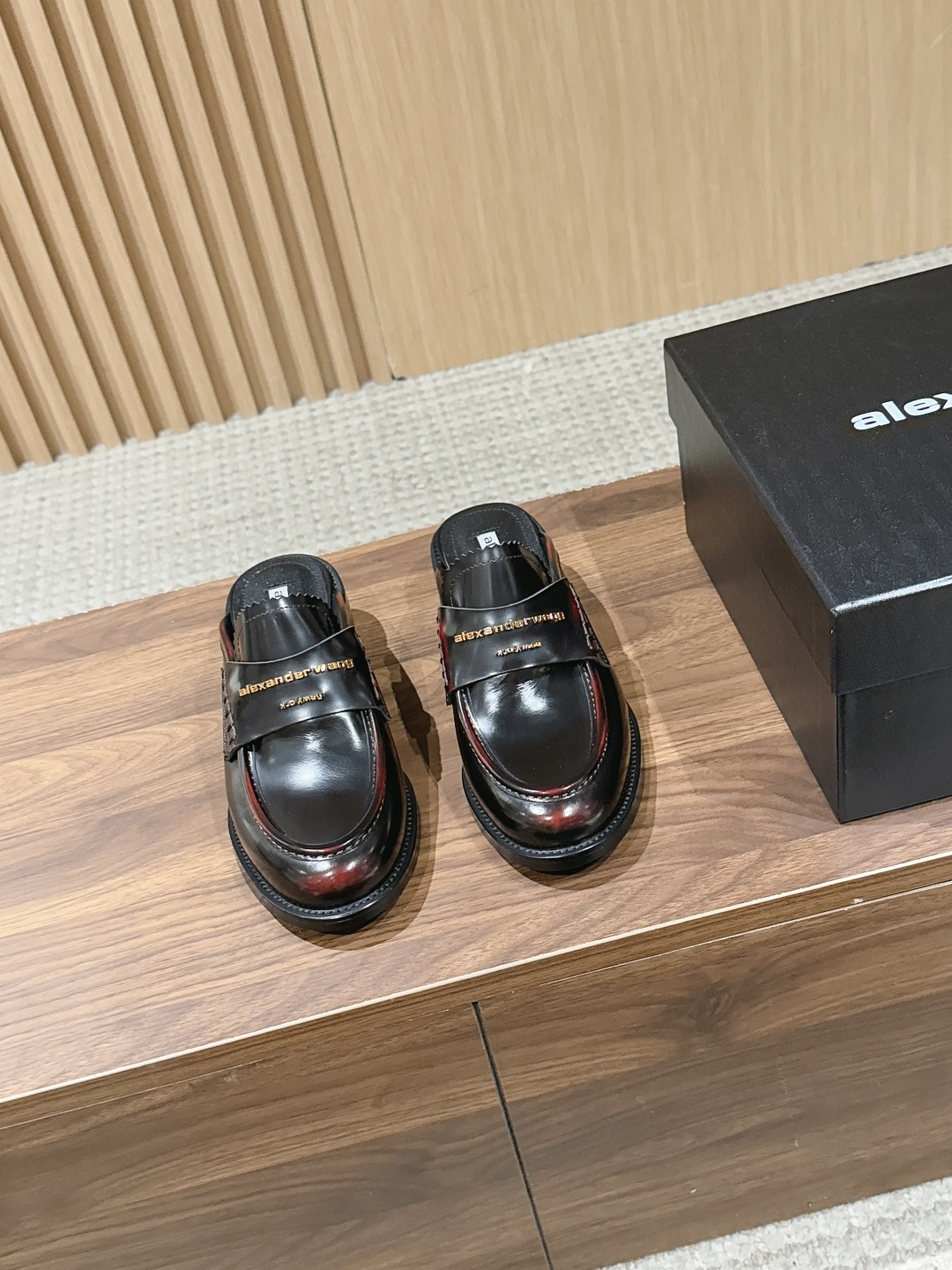 NO:750340,Alexander Wang half-flops are effortlessly fashionable when worn with one kick. The glossy leather collides with the thick-soled outline, and the metal letter band highlights the details. The lazy feel of the Muller drags hides the neat attitude of urbanites. It can be used for commuting in the morning, visiting coffee shops, and going out on the weekends... Step on it, and it will be casual and aura. It is a 'cheating tool' for lazy people to wear.  Lazy and fashionable, one step is perfect, the retro tone of glossy leather, the neat support of the thick sole. The metal letter band is the finishing touch, and the lazy feeling of Muller dragging, just balances the fast pace of the city. You don’t need to dress up deliberately, just step on it, it is a daily fashionable sense with your own attitude. The upper is beaded cowhide, the lining is sheepskin, and the original molded outsole is increased by 4.5cm. Size: 35-40 (40  Customized (non-refundable), semi-trailer, alexander wang, cowhide, sheepskin19860909Alexander Wang 亚历山大王半拖 一脚蹬开,是毫不费力的时髦感,亮面皮革碰撞厚底轮廓,金属字母饰带点亮细节.穆勒拖的慵懒感,藏着都市人的利落态度,早八通勤、咖啡探店、周末出街…踩上它,随性又有气场,懒人穿搭的「氛围感作弊器」 懒系时髦,一步到位,亮面皮革的复古腔调,厚底的利落支撑.金属字母饰带是点睛之笔,穆勒拖的慵懒感,恰好平衡了都市的快节奏,不用刻意打扮,踩上它,就是自带态度的日常时髦感. 鞋面开标珠牛皮 内里羊皮 大底原版开模大底 增高4.5cm Size:35-40（40 定制不退换）,半拖,alexander wang,cowhide,sheepskin,Women's Shoes