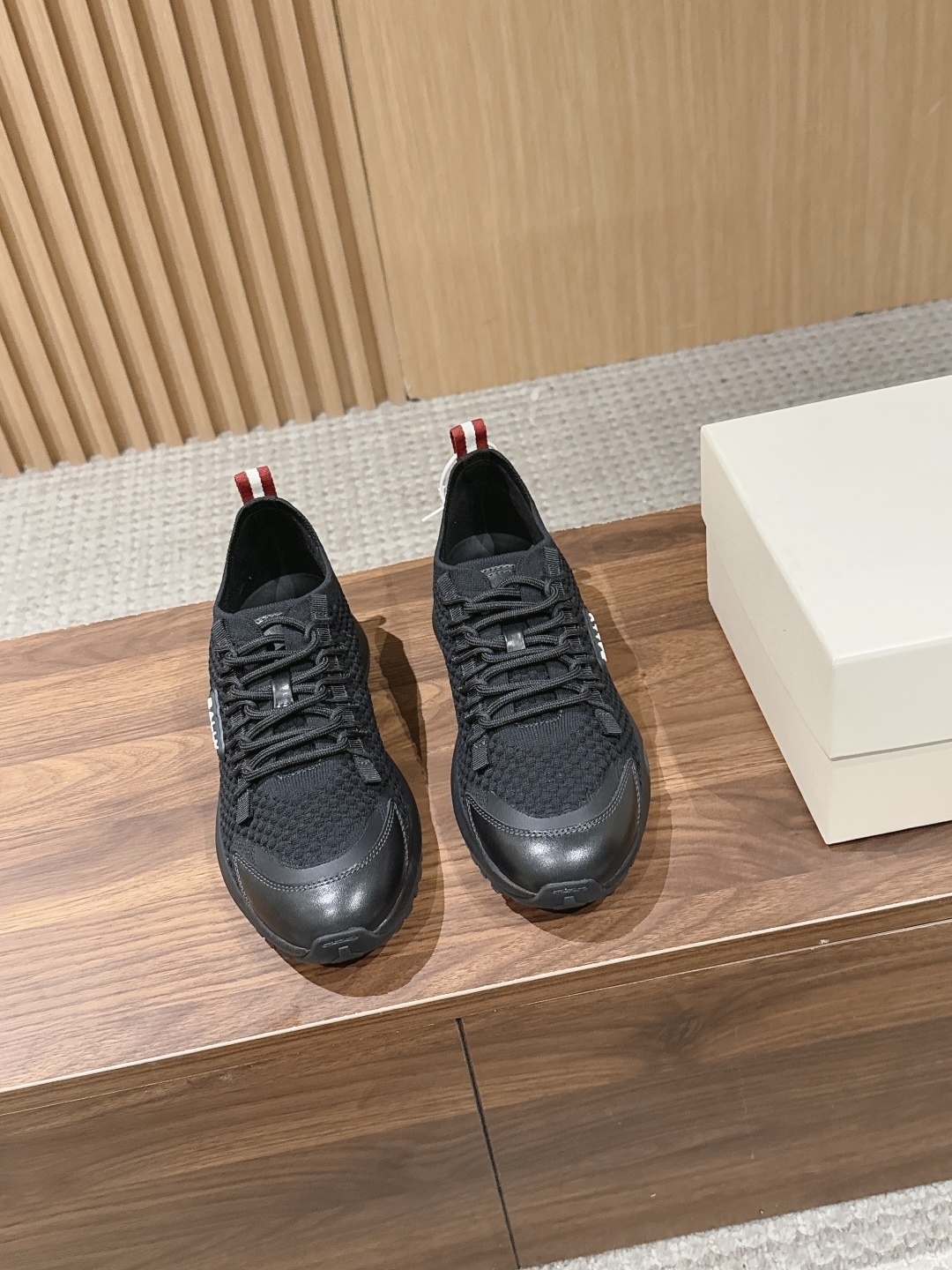 NO:750335,[Made in Guangzhou] Bally's new men's fly-woven casual sports shoes. These casual shoes are made of high-tech knitted uppers, wrapped in cow leather on the toe, with contrasting material patches embedded on the front and back, fancy lace-up style, brand logo details on the sides and tongues, and classic B's webbing on the heel, with Vibram  Megagrip two-color rubber soles are highly recognizable. Equipped with exclusive logo cowhide insoles, they are super light and comfortable, with excellent breathability. They come with original box packaging dust bag and a pair of shoelaces included!  Size 39/40/40.5/41/41.5/42/42.5/43/44, casual shoes/sports shoes, bally, sneakers, cowhide19860909【莞产】Bally 巴利新款男士飞织休闲运动鞋 这款休闲鞋采用高科技针织鞋面,鞋头牛皮革包裹,前后嵌入撞色材质饰片,花式系带风格,侧面及鞋舌点缀品牌标识细节,后跟装饰经典B家织带,搭配Vibram Megagrip双色橡胶鞋底,辨识度极高.配以专属logo牛皮鞋垫,超级轻便舒适,透气性能极佳,配原盒包装防尘袋,附赠鞋带一副！ 尺码39/40/40.5/41/41.5/42/42.5/43/44,休闲鞋/运动鞋,bally,sneakers,cowhide,Women's Shoes