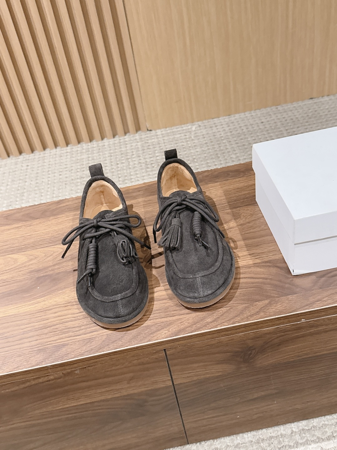 NO:750326,[Made in Guangzhou] The Row’s new lace-up tassel casual kangaroo shoes  It is super versatile and is a master key in the wardrobe. It can easily hold any style of clothes. The design of this pair of shoes is really great, it is very light and does not look bulky when worn on the feet. Its lines are smooth and smooth, just like the outline carefully drawn by an artist. Just by looking at it quietly, you can already feel the elegance and beauty exuding from the inside out. It has a little bit of orthodoxy, but it does not lose fashion and vitality.  The toe head cleverly adopts a rounded design, which can perfectly fit various foot shapes without any discomfort. The edges are precision-stitched with handmade mark thread, which is both strong and beautiful. The detachable personalized braided tassel decoration is retro and chic. Every knot and every thread is handled just right, making people feel the care and refinement at a glance. It not only adds unique recognition to the shoes, but also makes the overall outfit instantly no longer monotonous and full of details.  The upper is made of fetal cow velvet. During production, the cowhide is first made into leather, and then polished with a rod to soften it, thereby forming a specific fine velvet on the surface. It feels smooth, giving people a warm and friendly feeling, and the frosted and raised side velvet has an even and smooth texture. It also has good air permeability, support and wear resistance, good tensile strength, fine leather texture, can quickly adjust its own temperature, warm in winter and cool in summer, and has natural anti-odor and fire resistance.  The lining and foot pads are made of imported water-dyed cowhide. This kind of cowhide is not comparable to the ordinary cowhide on the market. It is extremely soft and has excellent sweat-absorbing and breathable properties. Did you know that it has been treated with a water-dyed process without chemical coating, so that its touch becomes silkier and softer, just like a baby's delicate skin, which makes people fall in love with it once they touch it.  Wearing it on your feet is as soft as walking on clouds. Its beauty can be seen with the naked eye, and you don’t need to worry about it at all. Don’t miss such a good thing if you come across it!  The shoe can be twisted 360 degrees without any problem. The weight of a single shoe is only 325 grams. The daily wear rate is not too high. Whether you are going to work, dating or shopping, it is your perfect choice. After wearing it all day long, your feet will not feel tired or uncomfortable. It is really comfortable.  The molded rubber outsole is soft and lightweight, and has first-class texture. It is also particularly non-slip and wear-resistant, so you don’t have to worry about slipping when walking on slippery ground. The foot feel is also slightly elastic, which makes it very comfortable and not tiring when walking. Most importantly, it has no smell and is environmentally friendly!  Don’t miss these shoes if you come across them!  Fabric imported cow suede, lining feet imported water-dyed cowhide, outsole mold rubber outsole, size 35/36/37/38/39/40 (40 non-refundable), single shoes, cowhide19860909【莞产】The Row新款系带流苏休闲袋鼠鞋 超级百搭,简直是衣橱里的万能钥匙,什么风格的衣服都能轻松Hold住.这双鞋子的设计真的超级棒,特别轻盈感,穿在脚上丝毫不会显得笨重.它的线条圆滑流畅,就像是艺术家精心勾勒的轮廓,单是静静地看着,就已经能感受到那份由内而外散发出的优雅与美感.它带着一点点正统的气息,却又不失时尚与活力. 鞋头巧妙地采用了圆润的设计,能够完美贴合各种脚型,完全不会有挤脚的不适感,边缘一圈纯手工马克线精密缝合,既牢固又美观,可拆卸的个性编绳流苏装饰,复古而又别致,每一个结、每一个线头都处理得恰到好处,让人一看就能感受到那份用心和精致.不仅为鞋子增添了独特的辨识度,还让整体的穿搭瞬间变得不再单调,细节感满满 鞋面采用胎牛绒为原料,制作时先将牛皮制成皮革,再用棒磨光使其变软,进而让表面形成特定的细绒. 手感柔滑,给人温暖亲和之感,且磨砂起绒的一面绒,质感均匀顺滑,同时具有良好的透气性、支撑性与耐磨性,拉力好,皮纹细腻,能迅速调节自身温度,冬暖夏凉,还有天然抗异味和防火能力. 内里和垫脚部分,采用的是进口水染牛皮.这种牛皮啊,可不是市场上那种普普通通的牛皮能比的.它特别柔软,吸汗透气性能也是一流的好.你知道吗,它是经过了无化工涂饰的水染工艺处理的,这样一来,它的触感就变得更加丝滑、更加柔软了,简直就像婴儿那娇嫩的肌肤一样,让人一摸就爱不释手. 穿在脚上就像是走在云朵上一样柔软,它的好是肉眼就能看出来的,根本不需要你多加纠结.这样的好东西,遇到了可千万别错过哦！ 鞋子360度怎么扭都没问题,单只鞋子的重量竟然只有325克,日常穿着率简直不要太高,不管是上班、约会还是逛街,它都是你的完美选择. 一整天穿下来,脚都不会觉得累或者不舒服,真的是把舒适度拿捏得死死的 模具橡胶大底,柔软又轻便,质感也是一流,它还特别的防滑耐磨,走在湿滑的地面上也不用担心会滑倒.脚感呢,也略带一点弹性,走路的时候特别舒服、不累脚.最重要的是,它还没有臭味、环保呢！这样的鞋子啊,遇到了可千万别错过哦！ 面料进口牛反绒 内里垫脚进口水染牛皮 大底模具橡胶大底 尺码35/36/37/38/39/40（40不退换）,单鞋,cowhide,Women's Shoes