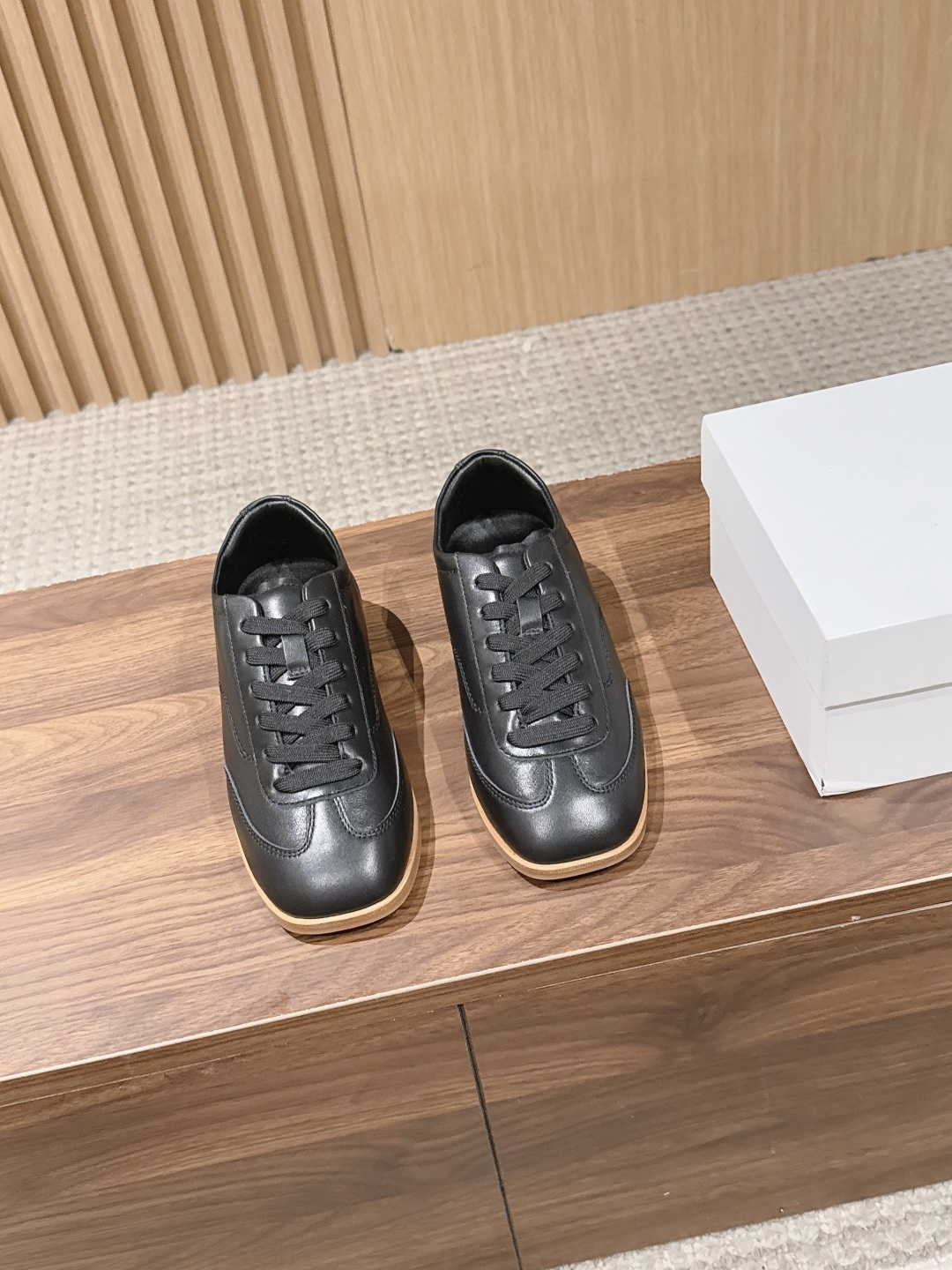 NO:750330,[Made in Guangzhou] The Row 26 new minimalist color-blocked lace-up casual shoes, round-toe Forrest training shoes. These low-top sneakers are ideal for building a minimalist casual summer wardrobe. They are designed with suede uppers and rubber soles of the same color. They are elegant and simple in style. Minimalist style ceiling. The fabric cutting is also very sophisticated. Any upper body has a relaxed and high-end feeling. It can really be said to be a perfect interpretation of long-term wear. Sheepskin lining  Original molded rubber outsole, size 35/36/37/38/39/40 (40 non-refundable), single shoes, sneakers, sheepskin, chamois leather19860909【莞产】The Row 26新款极简主义拼色系带休闲鞋圆头阿甘德训鞋 这款低帮运动鞋是打造极简主义休闲夏日衣橱的理想穿搭之选,采用麂皮鞋面和同色系橡胶鞋底设计,优雅中不乏简约风格 极简风天花板 面料裁剪也很考究 随便一件上身都有种松弛又高级的感觉,真的可以说是完美的诠释了长期主义穿搭 内里垫脚羊皮 原版开模橡胶大底 尺码35/36/37/38/39/40（40不退换）,单鞋,sneakers,sheepskin,chamois leather,Women's Shoes