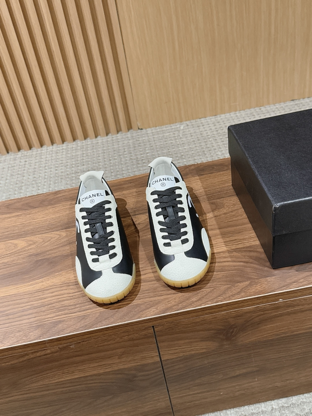 NO:750342,CHANEL Chanel's new early spring retro virtue shoes, sneakers and casual shoes. The embroidery on the side of the shoe is a low-key but highly recognizable brand symbol, and the details highlight the luxurious texture. It uses a natural rubber outsole, which is non-slip and wear-resistant and has a retro matte texture. The built-in cushioning layer takes into account both styling and walking comfort.  Combining Chanel's classic aesthetics and retro sports style, it is the core item to create 'old money style' and 'intellectual style'. Whether it is daily commuting, afternoon tea dates or short trips, these shoes can be easily controlled. They are 'universal shoes' that have both good looks and practicality. Size35-39 (40 customizations are non-refundable), casual shoes/sports shoes, chanel, chanel, sneakers19860909CHANEL 香奈儿早春新款复古德训鞋运动鞋休闲鞋 鞋身侧面的刺绣,是低调却极具辨识度的品牌符号,细节处彰显奢华质感.采用天然生胶大底,防滑耐磨且自带复古哑光质感,内置缓震层兼顾了造型感与行走舒适度. 融合了香奈儿的经典美学与复古运动风,是打造“老钱风”“知识分子风”的核心单品.无论是日常通勤、下午茶约会还是短途旅行,这几款鞋都能轻松驾驭,是兼具颜值与实用性的“万能鞋款”. Size35-39（40定制不退换）,休闲鞋/运动鞋,chanel,chanel,sneakers,Women's Shoes