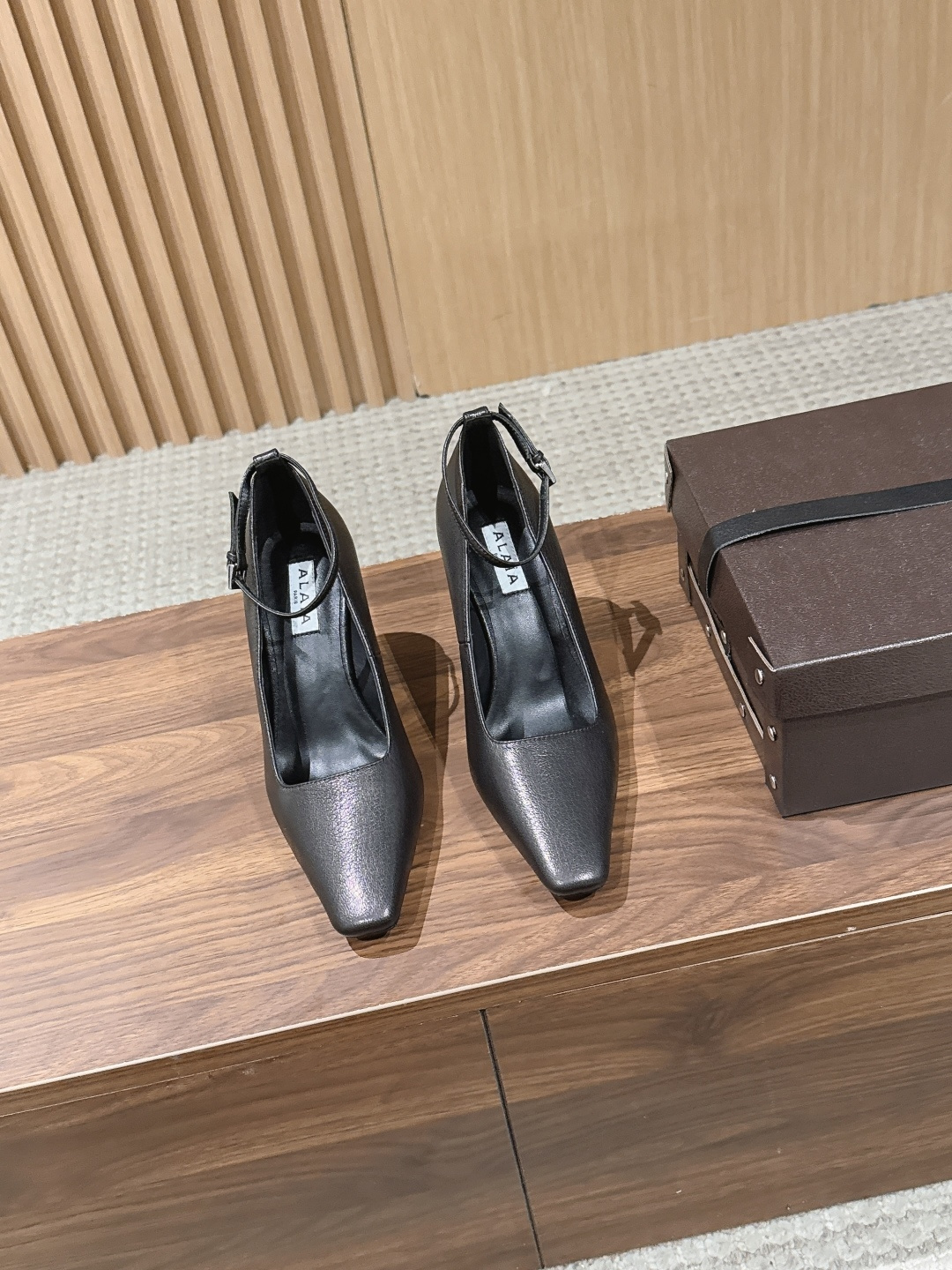 NO:750337,ALAA Alaa is so beautiful that she is speechless!  This pair of high heels is so aura. The upper is made of calfskin, which adds texture. The wedge heel is 9.5cm high, making it comfortable to walk and making you appear taller. The pointed toe is so aura!  Italian imported cowhide soles Size 35-39 (40 customized, non-refundable), high-heeled shoes, high heels, cowhide19860909ALAA 阿莱亚美到失语！这双高跟鞋也太有气场了鞋面由小牛皮制成,更显质感；坡跟高9.5cm,走路舒适又显高,尖头超有气场！意大利进口牛皮底 Size35-39（40定制不退换）,高跟鞋单鞋,high heels,cowhide,Women's Shoes