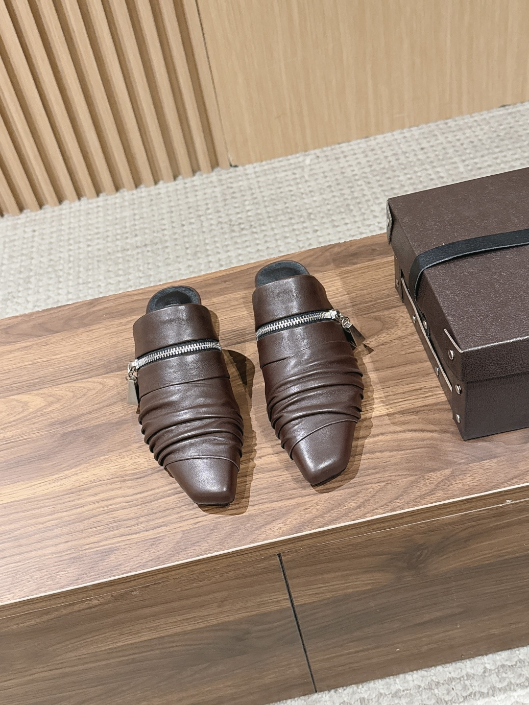 NO:750332,ALAA's new chain small heel sandals are paired with a silver chain, which is simple and highly recognizable! The small square toe design is fashionable and comfortable, elongates the legs, and fully opens up the aura. The chain details are super eye-catching. It can be easily worn in either skirts or trousers. It is elegant and individual. It is outstanding in daily or formal occasions. Size: 35-39 (40 customization is non-refundable), half drag, skirts19860909ALAA 阿莱亚新款链条小跟凉拖 搭配银色链条,简约又超有辨识度!小方头设计,时髦又舒适,拉长腿型,气场全开.链条细节超吸睛,无论裙装还是裤装都能轻松驾驭,优雅又个性,日常或正式场合都很出彩 Size:35-39（40定制不退换）,半拖,skirts,Women's Shoes