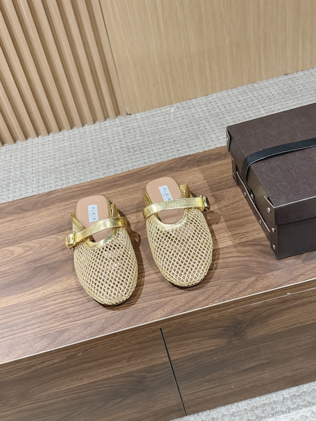 NO:750327,#面面ALAA# Alaia 2026/ss French ballet flats and half-drags. Beautiful hollow fishnet shoes, the latest crystal-drilled fishnet shoes. This classic Alaia flat ballet shoe draws inspiration from classic Japanese shoes; the upper is decorated with buckle straps, round toe shape, and rubber soles, bringing a soft and comfortable wearing experience. Made of fishnet fabric and suede goatskin, embellished with crystals, it is light and elegant, luxurious and eye-catching.  There is a looming hazy feeling~ The most beautiful fishnet shoes are on Alaia. They are extremely soft and easy to wear~ The shoes have good wrapping properties~ Fashionable and elegant~ Incomparably versatile~ You can choose skirts and trousers~ Relaxation, elegance, and tight control. Feminine ballet elements can be more than one style. A combination of hardness and softness, elegance and power, is the best way to open ballet shoes. The upper is delicate sheepskin/original custom-made crystal diamonds, and the inner padding sheepskin  Original molded rubber outsole, size 35-39 (40.41.42 custom-made, non-returnable), half drag, alaia, skirts, sheepskin, sheep19860909#网面 ALAA#阿莱亚2026/ss法式芭蕾舞鞋平底半拖 绝美镂空渔网鞋最新水晶钻面渔网鞋 该款经典Alaia平底芭蕾舞鞋,自经典日式鞋履汲取灵感；鞋面饰以带扣饰带,圆头造型,搭配橡胶鞋底,带来柔软舒适的穿着体验.由渔网面料和绒面山羊皮精制而成,缀以水晶,淡然优雅,奢华吸睛. 若隐若现的朦胧感～最美渔网鞋就在 Alaia 上脚巨软巨好穿～鞋型包裹性好～时尚优雅～无敌百搭～裙装裤装任你挑～松弛感、优雅感、拿捏的死死的 女性气质十足的芭蕾元素可不只一种风格,刚柔并济,既优雅又有力量,才是芭蕾舞鞋最好的打开方式. 鞋面细腻羊猄皮/原版定制水晶钻 内里垫脚羊皮 鞋底原版开模橡胶大底 码数35-39（40.41.42定做不退换）,半拖,alaia,skirts,sheepskin,sheep,Women's Shoes