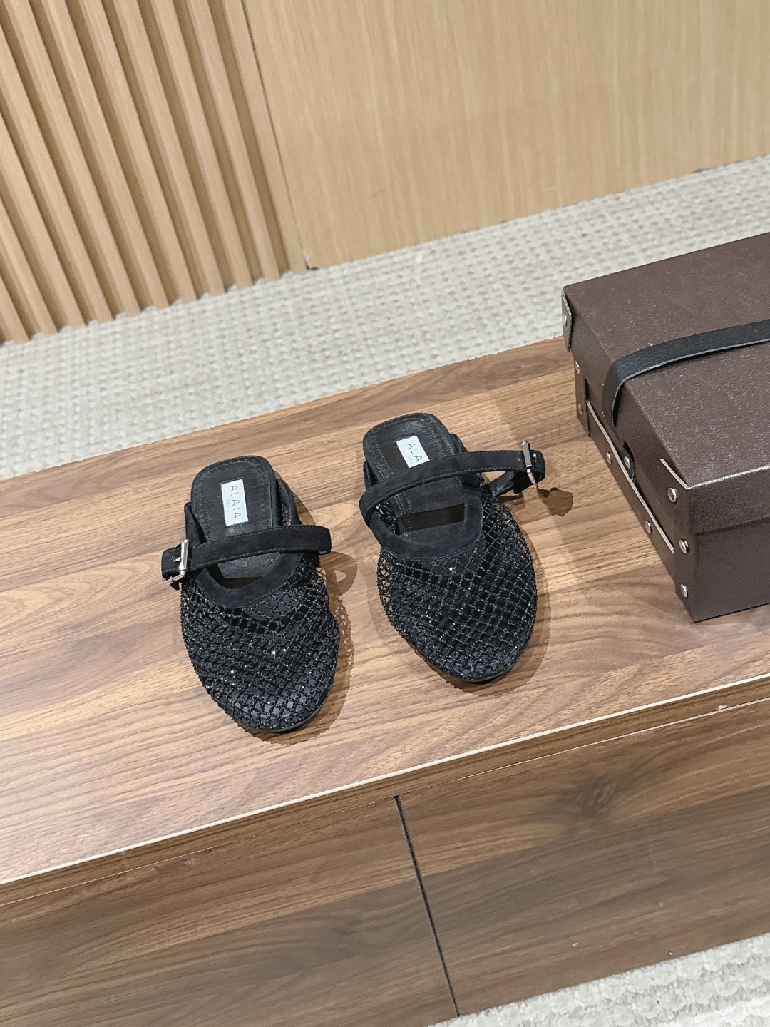 NO:750323,#DiamondALAA# Alaia 2026/ss French ballet flats and half-drags. Beautiful hollow fishnet shoes, the latest crystal diamond-faced fishnet shoes. This classic Alaia flat ballet shoe draws inspiration from classic Japanese shoes; the upper is decorated with buckle straps, round toe shape, and rubber soles, bringing a soft and comfortable wearing experience. Made of fishnet fabric and suede goatskin, embellished with crystals, it is light and elegant, luxurious and eye-catching.  There is a looming hazy feeling~ The most beautiful fishnet shoes are on Alaia. They are extremely soft and easy to wear~ The shoes have good wrapping properties~ Fashionable and elegant~ Incomparably versatile~ You can choose skirts and trousers~ Relaxation, elegance, and tight control. Feminine ballet elements can be more than one style. A combination of hardness and softness, elegance and power, is the best way to open ballet shoes. The upper is delicate sheepskin/original custom-made crystal diamonds, and the inner padding sheepskin  Original molded rubber outsole, size 35-39 (40.41.42 custom-made, non-returnable), half drag, alaia, skirts, sheepskin, sheep19860909#钻面 ALAA#阿莱亚2026/ss法式芭蕾舞鞋平底半拖 绝美镂空渔网鞋最新水晶钻面渔网鞋 该款经典Alaia平底芭蕾舞鞋,自经典日式鞋履汲取灵感；鞋面饰以带扣饰带,圆头造型,搭配橡胶鞋底,带来柔软舒适的穿着体验.由渔网面料和绒面山羊皮精制而成,缀以水晶,淡然优雅,奢华吸睛. 若隐若现的朦胧感～最美渔网鞋就在 Alaia 上脚巨软巨好穿～鞋型包裹性好～时尚优雅～无敌百搭～裙装裤装任你挑～松弛感、优雅感、拿捏的死死的 女性气质十足的芭蕾元素可不只一种风格,刚柔并济,既优雅又有力量,才是芭蕾舞鞋最好的打开方式. 鞋面细腻羊猄皮/原版定制水晶钻 内里垫脚羊皮 鞋底原版开模橡胶大底 码数35-39（40.41.42定做不退换）,半拖,alaia,skirts,sheepskin,sheep,Women's Shoes