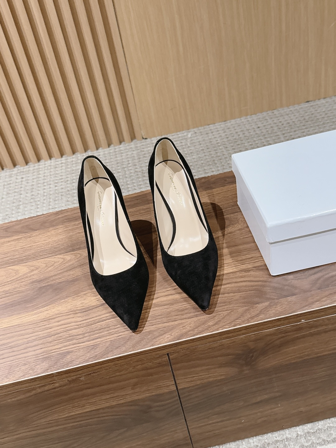 NO:750318,Gianvito Rossi~2026 new pointed-toe high-heeled shoes, temperament and versatile, cow patent leather suede material, sheepskin lining, genuine leather outsole Size35-39 (40 customized, non-refundable), high-heeled shoes, high heels, sheepskin, chamois leather, Leather soles19860909Gianvito Rossi~2026新款尖头高跟鞋 气质百搭款 牛漆皮麂皮材质 羊皮内里 真皮大底 Size35-39（40定制不退换）,高跟鞋单鞋,high heels,sheepskin,chamois leather,Leather soles,Women's Shoes