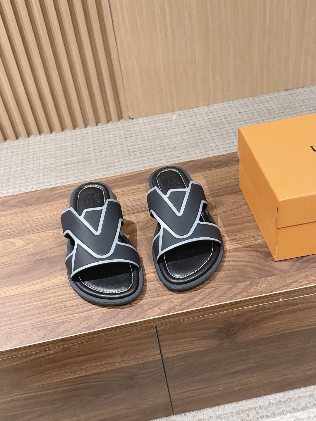 NO:758484,Louis Vuitton# Louis Vuitton's new summer casual beach slippers from the Donkey brand are full of luxury!  A popular model among bloggers at home and abroad, it is retro and fashionable and looks amazing on your feet!  The official website’s main recommendation!  Miami mules are made of Mini Monogram canvas, paying homage to the theme of the men's collection. This unique piece features wide straps that can be easily adjusted with Velcro to ensure maximum comfort. This stylish style is composed of an anatomical insole and an ultra-light rubber sole in the same color as the upper. The shoe cover is designed with Velcro to adjust the size. Anti-slip outsole Size39-46 (38/45/46 custom-made and non-returnable), slippers, louis  vuitton,louis vuitton,louis vuitton,slippers19860909Louis Vuitton# 路易威登 驴牌夏日新款休闲沙滩拖鞋 高级感十足！国内外博主刷爆的一款,复古又时髦 上脚帅呆了！官网主推款！ Miami穆勒鞋采用Mini Monogram 帆布制成,向男士系列的主题致敬.这款独特的作品的特点是宽肩带,可通过 Velcro 轻松调节,确保最大的舒适度.这款时尚款式由符合解剖结构的鞋垫和超轻微型橡胶鞋底组成,颜色与鞋面相同. 鞋盖魔术贴设计,可以调节大小 防滑大底 Size39-46（38/45/46定做不退换）,拖鞋,louis vuitton,louis vuitton,louis vuitton,slippers,Women's Shoes