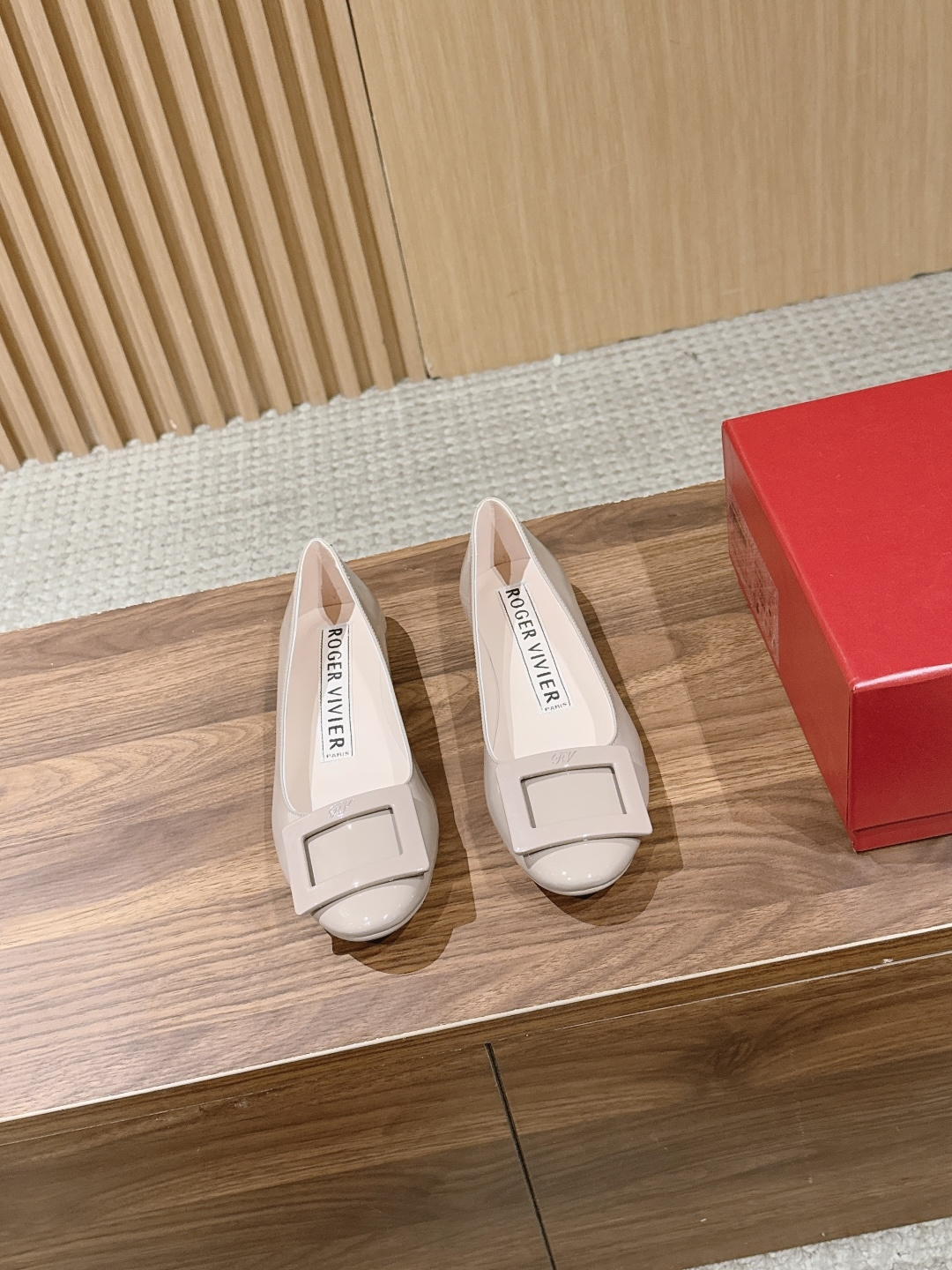 NO:761224,Roger Vivier Roger Vivier's new early spring U Look round-toe flats make an elegant appearance. They are stable and comfortable. Rubber soles are light, soft and very wear-resistant. Matte square buckles of the same color. Low-key texture and very cost-effective. Fairies can buy it with confidence. Size35-39 (34/40 custom-made, non-returnable), ballet shoes, roger vivor, flats19860909Roger Vivier 罗杰维维亚早春新新款U Look圆头平底鞋 优雅登场 平稳又舒适 橡胶鞋底 轻盈柔软也非常耐磨 哑光同色系方形扣饰 低调质感性价比也很高 仙女们放心入手 Size35-39（34/40定做不退换）,芭蕾舞鞋,roger vivier,flats,Women's Shoes