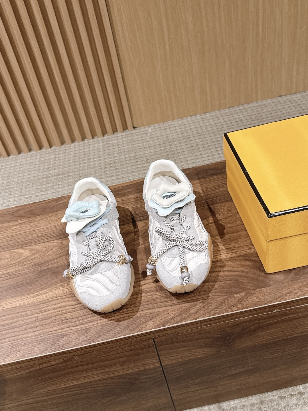 NO:787924,FENDI Fendi 26ss early spring new flower flip moral training shoes new flower moral training shoes, sweet girl's spring and summer natal shoes directly become gods!  The iconic flower clamshell tongue design can be flipped or stood up with one click to switch between two styles, adding a sweet and cool feeling. The retro moral shoe style is matched with a thick sole, which makes the legs look longer and smaller in seconds, making it a must-have for a small person. The multi-material splicing technology, the soft sole is extremely comfortable on the feet, and will not wear your feet for a long time, so you can run around without stress for a long time. 4 kinds of dopamine fairy colors can cover your outfits throughout spring and summer. They look good with skirts and trousers, and are suitable for commuting, dating, and going out on the street.  Upper cow suede/cloth, lining cowhide, outsole original molded outsole size 35-40 (customized size 40 is not returnable), heel height 2cm, casual shoes/sports shoes, fendi, fendi, sneakers, skirts, cowhide19860909FENDI 芬迪26ss早春新款花朵翻盖德训鞋 新款花朵德训鞋,甜妹春夏本命鞋直接封神！标志性花朵翻盖鞋舌设计,可翻可立两种风格一键切换,甜酷感直接拉满.复古德训鞋型搭配厚底,上脚秒显腿长显脚小,小个子天菜无疑.多材质拼接工艺,软底上脚巨舒服,久穿不磨脚,日常暴走无压力. 4种多巴胺神仙配色,承包你一整个春夏的穿搭,配裙配裤都好看,通勤、约会、出街全场景适配. 鞋面牛反绒/布 内里牛皮 大底原版开模大底 size35-40码（40码定制不退换） 跟高2cm,休闲鞋/运动鞋,fendi,fendi,sneakers,skirts,cowhide,Women's Shoes