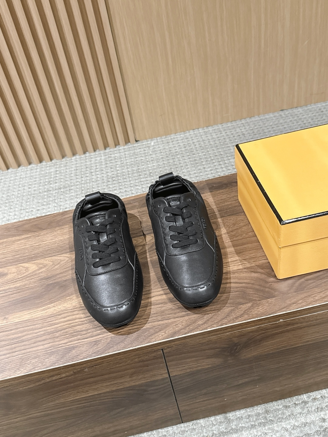 NO:788791,[Leather cover] FENDI Fendi 26ss early spring new men's retro moral training shoes, a versatile pair of shoes for fashionable and sophisticated people!  Multi-color and multi-material, cowhide/suede/presbyopia models are all available, and the texture is online. Retro shoe shape + elastic shoe collar, extremely comfortable on the foot, not tired for a long time, taller and longer legs, good news for small people. Match with suits, jeans, dresses, no matter how you match it, it will be high-end. Iconic brand design, full of recognition on the foot, the return of hot styles for all seasons, versatile and not picky, you can just close your eyes and finish. The upper is cow suede/cowhide, and the lining is cowhide  Outsole Full leather injection molded outsole (reversing process) size 39-45 (customization of size 39.45 is not returnable), casual shoes/sports shoes, fendi, fendi, sneakers, skirts, jeans, business suit, cowhide, chamois leather19860909【皮面】 FENDI 芬迪26ss早春新款男士复古德训鞋 时髦精人手一双的百搭神鞋！多色多材质齐发,牛皮/麂皮/老花款全有,质感在线.复古鞋型+松紧鞋口,上脚巨舒服,久穿不累脚,显高显腿长,小个子福音.配西装、牛仔裤、连衣裙,怎么搭都高级. 标志性品牌设计,上脚辨识度拉满,四季爆款回归,百搭不挑人,闭眼冲就完事. 鞋面牛反绒/牛皮 内里牛皮 大底全皮注塑大底（翻套工艺） size39-45码（39.45码定制不退换）,休闲鞋/运动鞋,fendi,fendi,sneakers,skirts,jeans,business suit,cowhide,chamois leather,Women's Shoes