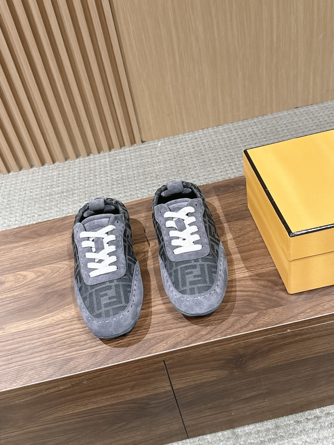 NO:788797,[Cloth Cover] FENDI Fendi 26ss early spring new men's retro moral training shoes, a versatile pair of shoes for fashionable and sophisticated people!  Multi-color and multi-material, cowhide/suede/presbyopia models are all available, and the texture is online. Retro shoe shape + elastic shoe collar, extremely comfortable on the foot, not tired for a long time, taller and longer legs, good news for small people. Match with suits, jeans, dresses, no matter how you match it, it will be high-end. Iconic brand design, full of recognition on the foot, the return of hot styles for all seasons, versatile and not picky, you can just close your eyes and finish. The upper is cow suede/cowhide, and the lining is cowhide  Outsole Full leather injection molded outsole (reversing process) size 39-45 (customization of size 39.45 is not returnable), casual shoes/sports shoes, fendi, fendi, sneakers, skirts, jeans, business suit, cowhide, chamois leather19860909【布面】FENDI 芬迪26ss早春新款男士复古德训鞋 时髦精人手一双的百搭神鞋！多色多材质齐发,牛皮/麂皮/老花款全有,质感在线.复古鞋型+松紧鞋口,上脚巨舒服,久穿不累脚,显高显腿长,小个子福音.配西装、牛仔裤、连衣裙,怎么搭都高级. 标志性品牌设计,上脚辨识度拉满,四季爆款回归,百搭不挑人,闭眼冲就完事. 鞋面牛反绒/牛皮 内里牛皮 大底全皮注塑大底（翻套工艺） size39-45码（39.45码定制不退换）,休闲鞋/运动鞋,fendi,fendi,sneakers,skirts,jeans,business suit,cowhide,chamois leather,Women's Shoes