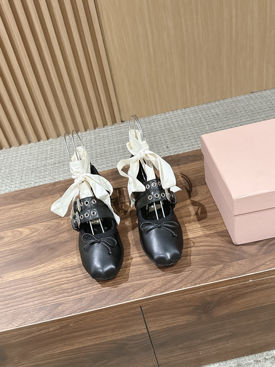 NO:788809,[Upgraded version] Miu Miu new spring and summer strappy bow ballet shoes. Miu Miu blends the dynamic charm of ballet into daily life. Use modern brushwork to depict the classic silhouette of dance shoes!  Super soft patent leather ballet shoes. Inspired by classic Japanese shoes. Simple but not complicated, suitable for a variety of looks. Flexible and fashionable in every step. Made of sheepskin material. Original molded latex outsole Size #35-40 (40 orders made, non-refundable), ballet shoes, miumiu, sheepskin19860909【升级版】Miu Miu 缪缪春夏季新款绑带蝴蝶结芭蕾舞鞋  缪家以芭蕾的灵动意韵融于日常. 以现代笔触刻画舞鞋经典轮廓！ 超软的漆皮皮质款芭蕾舞鞋. 从经典日式鞋履汲取灵感. 简而不繁适合多种造型. 步履之间灵动时髦. 面料羊皮材质 原版开模乳胶大底 Size#35-40（40订做不退换）,芭蕾舞鞋,miumiu,sheepskin,Women's Shoes