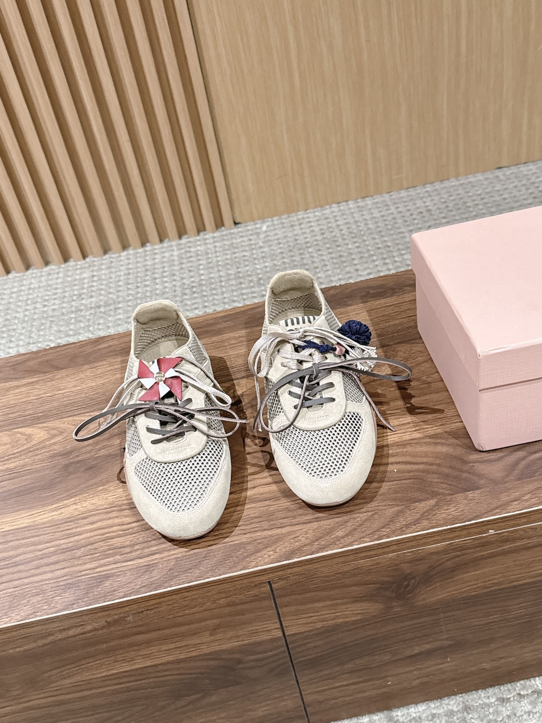 NO:788785,Miu Miu 2026 new early spring mesh moral training shoes. The relaxation of spring and summer starts with a good pair of shoes. The mesh breathability brings a refreshing experience, suede stitching outlines retro lines, and the soft sole wraps the feet. Comfort and appearance coexist. Two colors are available, suitable for various styles. For neat commuting, casual travel, and daily laziness, a pair of shoes can make you feel comfortable and fashionable in all occasions.  Whether you wear it with casual wear or a sweet skirt, you can easily control it. Good news for lazy people, it will look good in any outfit when you go out, just close your eyes and wear it!  Upper with high mercerized cow suede/customized mesh, lining with high mercerized cow suede, original molded TPU outsole, size 35-40 (customized size 40 is non-refundable), casual shoes/sports shoes, miumiu, sneakers, skirts, chamois leather19860909Miu Miu 缪缪2026早春新款网面德训鞋 春夏的松弛感,从一双好鞋开始,网眼透气带来清爽体验,麂皮拼接勾勒复古线条,软底包裹双脚,舒适与颜值并存.两色可选,适配各种风格穿搭 通勤的利落,出游的随性,日常的慵懒,一双鞋,搞定所有场合的自在与时髦. 不管是搭休闲装还是甜妹裙,都能轻松驾驭,懒人福音,出门随便一套都好看,闭眼冲就对了！ 鞋面高丝光牛反绒/定制网布 内里高丝光牛反绒 大底原版开模TPU大底 size35-40码（40码定制不退换）,休闲鞋/运动鞋,miumiu,sneakers,skirts,chamois leather,Women's Shoes