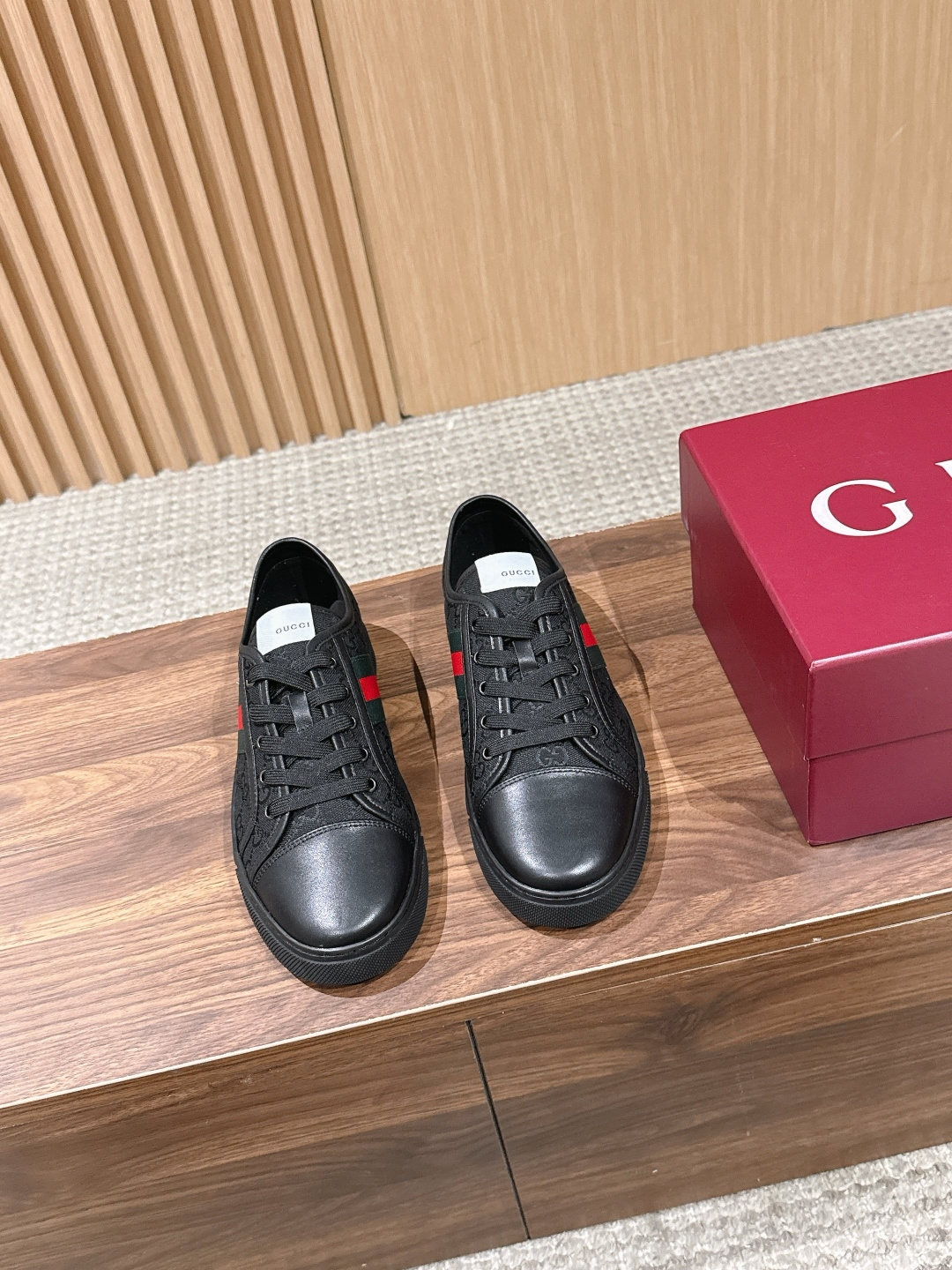 NO:788799,Men's GUCCI Gucci's new couple code GG embossed casual low-top skate shoes, white shoes, made of classic GG pattern embossed leather, with white rubber soles, simple and recognizable. Low-top design + metal eyelets, full of details, super versatile for daily casual wear!  The soles are non-slip, comfortable and practical. They can be easily worn in jeans or casual pants, and the sense of fashion is straight away ~ Size 35-45 (40 for women and 45 for men, customized and non-returnable), casual shoes/sports shoes, gucci, gucci, sneakers, jeans19860909男 GUCCI 古驰新款情侣码GG压花休闲低帮鞋滑板鞋小白鞋, 采用经典GG图案压花皮革,搭配白色橡胶鞋底,简约又有辨识度 低帮设计+金属鞋眼,细节满分, 日常休闲穿搭超百搭！鞋底防滑,舒适又实用,无论牛仔裤还是休闲裤都能轻松驾驭,时尚感直接拉满～ Size35-45（女40 男45定制不退换）,休闲鞋/运动鞋,gucci,gucci,sneakers,jeans,Women's Shoes