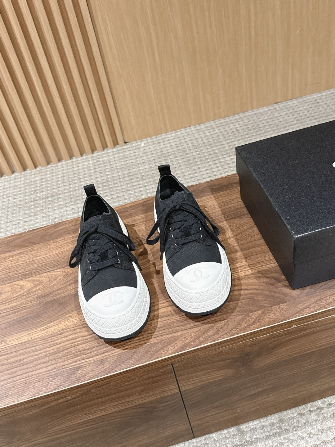 NO:788802,CHANEL Chanel's new early spring rhombus thick-soled casual canvas shoes are simple and recognizable. The thick-soled design is about 4cm, which increases the height and is super comfortable, suitable for long-term wear. The upper is Velcro, easy to put on and take off, and fits the shape of the foot. The white model is fresh and versatile, can be easily worn with jeans and skirts, and is a must-have for casual vacation style!  The 26P series focuses on practicality and fashion. It is highly recommended for daily wear. Size35-39 (40 customization is non-refundable), casual shoes/sports shoes, chanel, chanel, sneakers, skirts, jeans19860909CHANEL 香奈儿早春新款菱格厚底休闲帆布鞋 简约又有辨识度.厚底设计约4cm,增高同时超舒适,适合长时间穿着.鞋面魔术贴,穿脱方便,贴合脚型.白色款清新百搭,牛仔裤、裙装都能轻松驾驭,休闲度假风必备！26P系列主打实用与时尚,日常穿搭超推荐 Size35-39（40定制不退换）,休闲鞋/运动鞋,chanel,chanel,sneakers,skirts,jeans,Women's Shoes