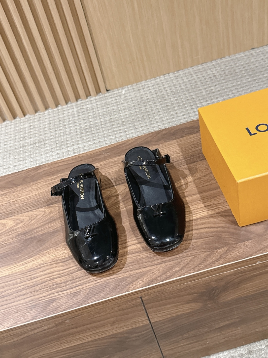 NO:788788,Louis Vuitton# Louis Vuitton's new Mary Jane flat-heeled half-slip sandals, cow patent leather material, sheepskin lining, genuine leather outsole Size35-39 (40.41 custom-made, non-refundable), half-slip, louis vuitton, louis vuitton, sandals, mary jane, sheepskin, Leather soles19860909Louis Vuitton# 路易威登新款玛丽珍后空平跟半拖凉鞋 牛漆皮材质 羊皮内里 真皮大底 Size35-39（40.41定做不退换）,半拖,louis vuitton,louis vuitton,sandals,mary jane,sheepskin,Leather soles,Women's Shoes