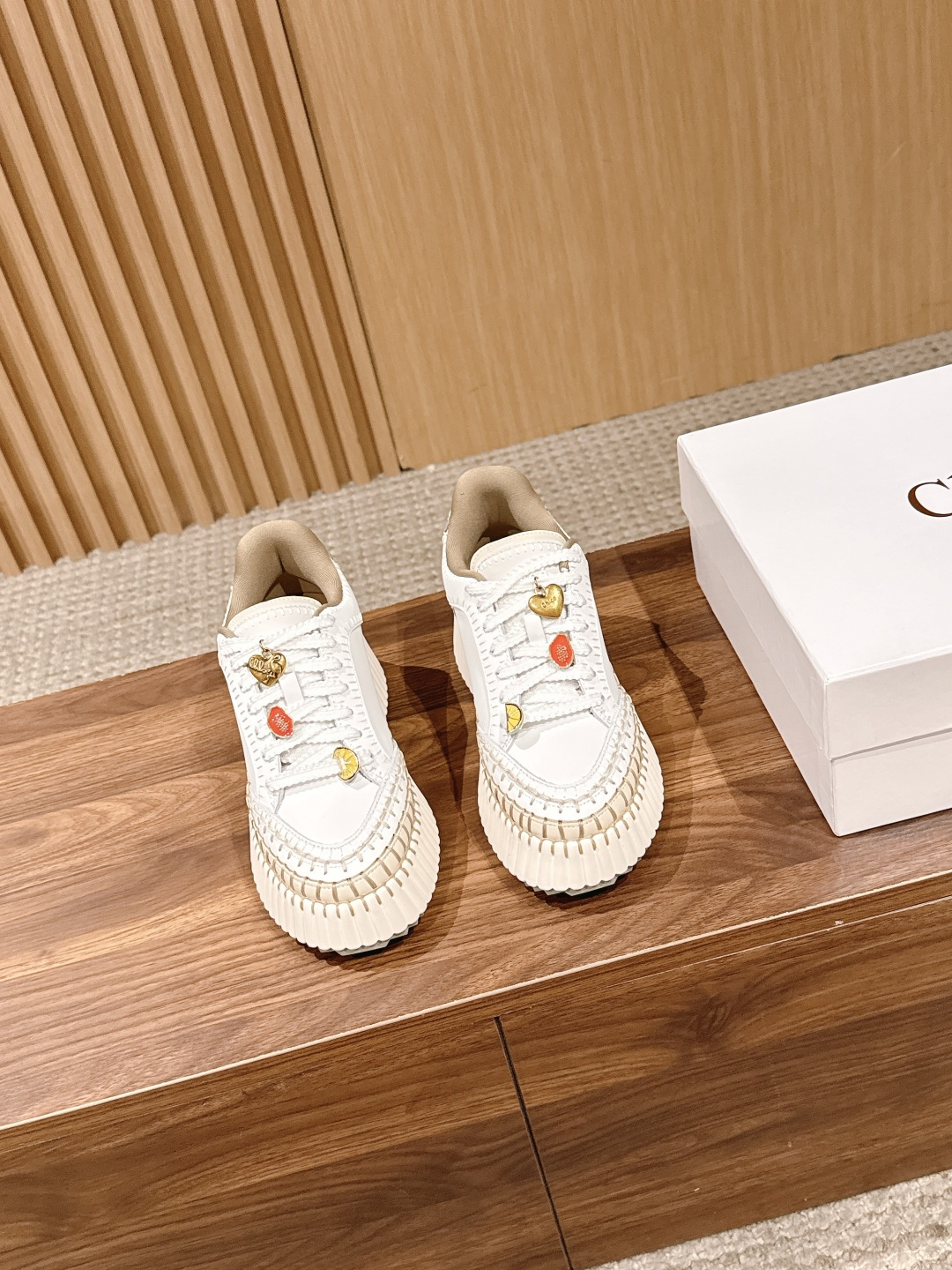 NO:789039,[Fasteners] CHLOE # 凯伊 new sneakers, white shoes, the same style as Joey Yung and Sun Yi Song Qian, the raw materials are made of renewable materials, all hand-stitched mark thread, all handmade visible to the naked eye, environmental protection and fashion are combined to outline the fresh breath of spring with a sense of rhythm, light and versatile and can be worn in all seasons. Rubber foam sole private mold outsole Size35-40 (40 customized non-refundable), casual shoes/sports shoes, chloe, loewe, sneakers19860909【扣件】CHLOE #蔻依新款运动鞋小白鞋、容祖儿和孙怡宋茜明星同款、原材料是可再生物料制作、全手工缝马克线、肉眼可见皆是手工制造、环保与时尚集一起用韵律感勾勒春天清新的气息、轻盈百搭四季可穿 橡胶发泡底私模大底 Size35-40（40定做不退换）,休闲鞋/运动鞋,chloe,loewe,sneakers,Women's Shoes