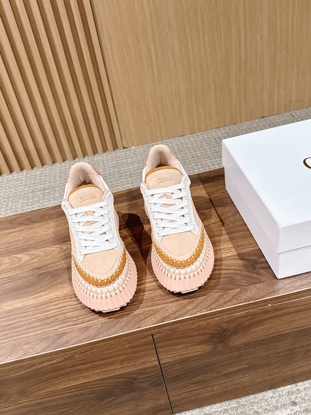 NO:789041,CHLOE # 凯伊 new sneakers, white shoes, the same style as Joey Yung and Sun Yi Song Qian. The raw materials are made of renewable materials. They are all hand-sewn with Mark thread. They are all handmade to the naked eye. Environmental protection and fashion are combined to outline the fresh breath of spring with a sense of rhythm. They are light and versatile and can be worn in all seasons. Rubber foam bottom private mold outsole Size 35-40 (custom-made for 40, non-returnable), casual shoes/sports shoes, chloe, loewe, sneakers19860909CHLOE #蔻依新款运动鞋小白鞋、容祖儿和孙怡宋茜明星同款、原材料是可再生物料制作、全手工缝马克线、肉眼可见皆是手工制造、环保与时尚集一起用韵律感勾勒春天清新的气息、轻盈百搭四季可穿 橡胶发泡底私模大底 Size35-40（40定做不退换）,休闲鞋/运动鞋,chloe,loewe,sneakers,Women's Shoes