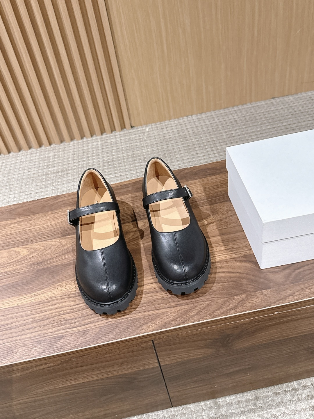 NO:789037,[Made in Guangzhou] TheRow's new spring and summer round-toe thick-soled Mary Jane. For this pair of shoes, we started tossing around years ago. We only got the original version after 18 bends on the mountain road. We opened the mold and made a 1:1 precise reproduction and customization. The development cycle was extremely long. After being urged by you countless times, it finally officially debuted today!  This pair of Mary Janes from Row has really improved the classic style to the extreme!  Based on the original version, it is optimized to fit the foot shape better. The combination of thick sole + round toe, the upper foot directly makes the legs thin and straight. The effect of showing thin legs is really amazing. Whoever wears it will know!  It is made of imported high-quality cowhide that is very noble and textured. It is not hard or stiff to the touch, and feels soft and soft, especially delicate and skin-friendly. It also has no pungent odor, is not easy to break or collapse, and does not rub or press on the foot. The side of the shoe is made of silver metal buckles, and there are several adjustment holes. You can freely adjust it to the most comfortable and least restrictive position according to the height of your instep.  The key point is that there is an invisible elastic rubber band hidden inside the metal buckle, which makes it easier to put on and take off. The entire edge of the shoe is made of handmade mark stitching stitch by stitch. Each stitch is very even and neat, and the seams are tight and meticulous. There is no extra thread at all, which is very labor-intensive. It makes the whole pair of shoes look elegant and clean, flexible and straight, not the kind of soft and cheap ones. They are made of 3cm comfortable thick soles, and the height is really just right.  It is especially suitable for daily wear and long-term walking without tiring your feet at all. It can not only make you taller and slimmer, but also lengthen your leg lines, making your whole body proportions instantly better. The interior is made of imported water-dyed cowhide, and the LOGO on the foot pads is clear and neat, and is engraved in one piece. Sisters who have worn good shoes know that water-dyed cowhide is really comfortable - it absorbs sweat and is very breathable. It does not feel stuffy or sticky when worn in summer, and you can keep your feet dry all day long. You can really go back and try it, put a drop of water on it, and it will keep your feet dry.  It is absorbed instantly, this is the breathability that only good leather can have!  The outsole uses a gear-shaped rubber mold outsole, which is not an ordinary outsole that can be molded casually. The workmanship and stability are particularly good. It looks high, but it is super light and not tiring on the feet, and it is not bulky at all. The bottom has a gear anti-slip pattern, which has a very good grip and makes walking stable without slipping!  Upper imported cowhide, lining: foot pads, imported water-dyed cowhide, outsole gear-shaped rubber mold outsole, heel height 3cm, size 35/36/37/38/39/40 (40 non-refundable), single shoes Mary Jane,mary jane,cowhide19860909【莞产】 TheRow春夏新款圆头厚底玛丽珍 为了这双鞋,我们年前就开始折腾,山路十八弯才拿到原版,开模1:1精准复刻定制,开发周期拉得特别长,被你们催了无数遍,今天终于正式登场！ Row家这双玛丽珍真的把经典款做到极致改良了！ 在原版基础上优化得更贴合脚型,厚底+圆头的组合,上脚直接把腿衬得又细又直,显腿细效果真的绝了,谁穿谁知道！ 用的是那种巨显贵、巨有质感的进口上等牛皮,摸上去完全不硬、不板,手感软乎乎的,特别细腻亲肤.而且完全没有刺鼻异味,也不容易死折、不容易塌,上脚不会磨脚、不会压脚 鞋侧边做的是银色金属扣,还带好几个调节孔 可以根据自己脚背高低,自由调到最舒服、最不勒的位置. 重点是,金属扣里面还藏了隐形弹力皮筋,穿脱也更方便 整个鞋子的边缘,全部都是手工马克缝线一针一线缝出来的. 每一针走线都特别均匀、特别整齐,严丝合缝、一丝不苟,完全看不到一点多余的线头,特别费工,让整双鞋看上去素雅干净、又柔韧挺括,不是那种软塌塌的便宜货. 做的是3cm舒适厚底,这个高度真的刚刚好, 特别适合日常穿、长时间走路,完全不会累脚.既能悄悄增高显瘦,还能拉长腿部线条,让整个人比例瞬间变好. 内里采用进口水染牛皮,垫脚的LOGO都是清晰工整、一体刻印的, 穿过好鞋的姐妹都明白,水染牛皮才是真的舒服—— 它巨吸汗、巨透气,夏天穿不闷脚、不黏脚,走路一整天都干爽. 你们真的可以回去试,滴一滴水上去, 瞬间就被吸收,这就是好皮料才有的透气感！ 大底采用的是齿轮状的橡胶模具大底,不是那种随便开模的普通底, 做工和稳定性都特别到位. 看着有高度,上脚却超轻不累脚,完全不笨重.底部是齿轮防滑纹路, 抓地力特别好,走路稳当不打滑！ 鞋面进口牛皮 内里:垫脚进口水染牛皮 大底齿轮状的橡胶模具大底 跟高3cm 尺码35/36/37/38/39/40（40不退换）,单鞋玛丽珍,mary jane,cowhide,Women's Shoes