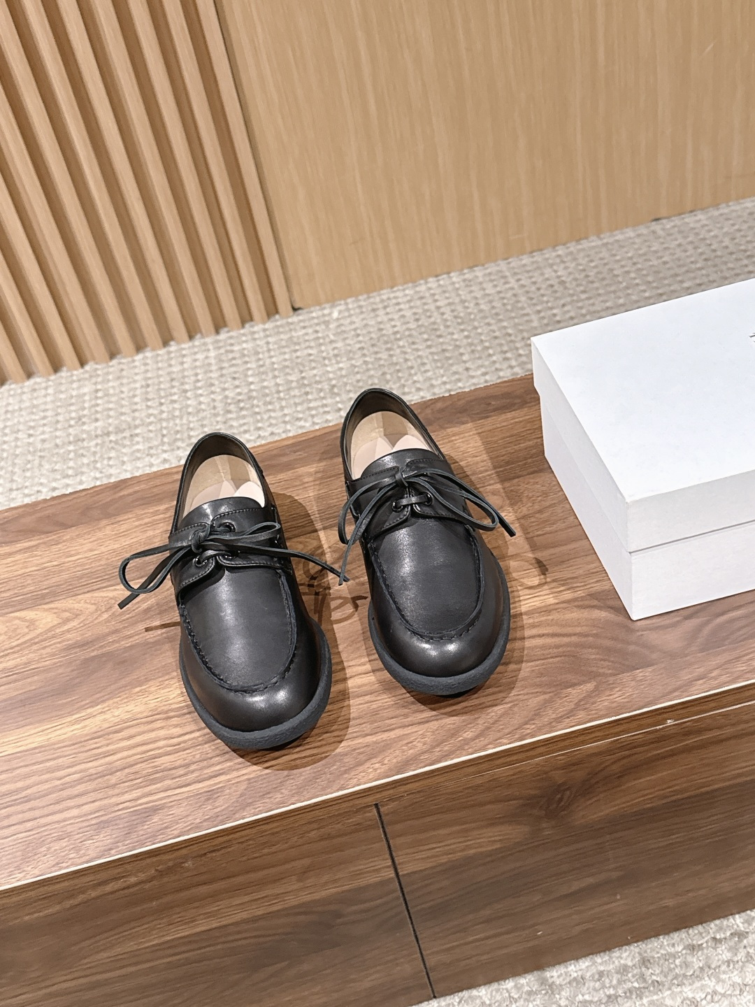 NO:789034,[Made in Guangzhou] The Row 26 new minimalist lace-up loafers. These low-cut loafers are ideal for building a minimalist casual summer wardrobe. They are made of high-quality leather and are soft and comfortable. The uppers with same-color laces are elegant yet simple. The minimalist style ceiling. The fabric cutting is also very sophisticated. Any upper body has a relaxed and high-end feeling. It can really be said to be a perfect interpretation of long-term wear. This kind of sneakers are easy to wear but never go out of style and can be worn all year round.  Upper: Made of imported cowhide. Lining: Foot-padded mixed sheepskin. Outsole: Original molded rubber outsole. Size 35/36/37/38/39/40 (40 non-refundable), single shoes, loafers, cowhide, sheepskin.19860909【莞产】The Row 26新款极简主义系带乐福单鞋 这款低帮乐福鞋是打造极简主义休闲夏日衣橱的理想穿搭之选,采用上等皮料柔软舒适,鞋面配同色鞋带优雅中不乏简约 极简风天花板 面料裁剪也很考究 随便一件上身都有种松弛又高级的感觉,真的可以说是完美的诠释了长期主义穿搭,这种板鞋好穿不过时,一年四季都能穿 鞋面: 采用进口牛皮 内里: 垫脚混种羊皮 大底: 原版开模橡胶大底 尺码35/36/37/38/39/40（40不退换）,单鞋,loafers,cowhide,sheepskin,Women's Shoes