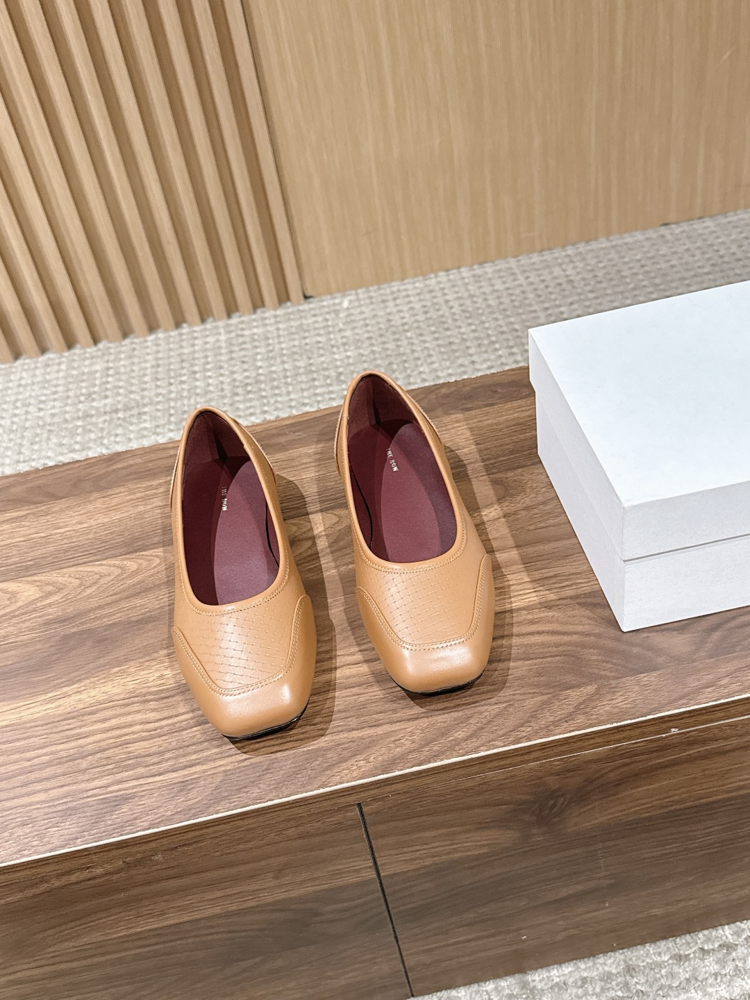 NO:789035,[Made in Guan] The Row official website The latest shallow woven plaid shoes. It is said that TR’s latest shoe this year has French elegance online, high-end and fashionable, salty or sweet, artistic and elegant!  Whether it is paired with shorts and casual pants with a short skirt, or with a short skirt and a windbreaker in autumn and winter, it is a perfect sense of luxury, full of femininity, a single item that can be worn in all seasons, easy to wear and good-looking, a global classic of Feng Mo. Good leather can reflect the value of the entire pair of shoes. Custom-made imported cowhide for the upper, imported full-grain mixed sheepskin for the lining, and imported Italian genuine leather outsole with tpu shot  Size 35/36/37/38/39/40 (40 non-returnable), single shoes, skirts, shorts, cowhide, sheepskin, Leather soles19860909【莞产】 The Row官网 最新浅口编织格纹单鞋 据说TR家本年度最新的一款单鞋,法式优雅气质在线、高级又时髦,可盐可甜,文艺又气质！无论是搭配短裙配短裤休闲裤,还是秋冬配短裙配风衣,都是妥妥的高级感,女人味爆满, 四季可穿的单品,好穿又好看,风魔全球经典著作,好的皮料能够体现出整双鞋子的价值 鞋面定制进口牛皮 内里进口全粒面混种羊皮 大底进口意大利真皮大底tpu射 尺码35/36/37/38/39/40（40不退换）,单鞋,skirts,shorts,cowhide,sheepskin,Leather soles,Women's Shoes